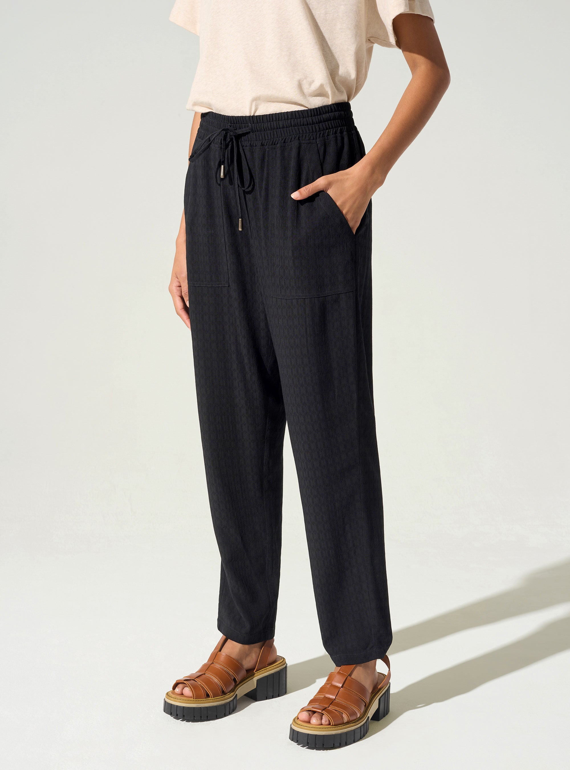 Pantalon droit élastiqué acoté