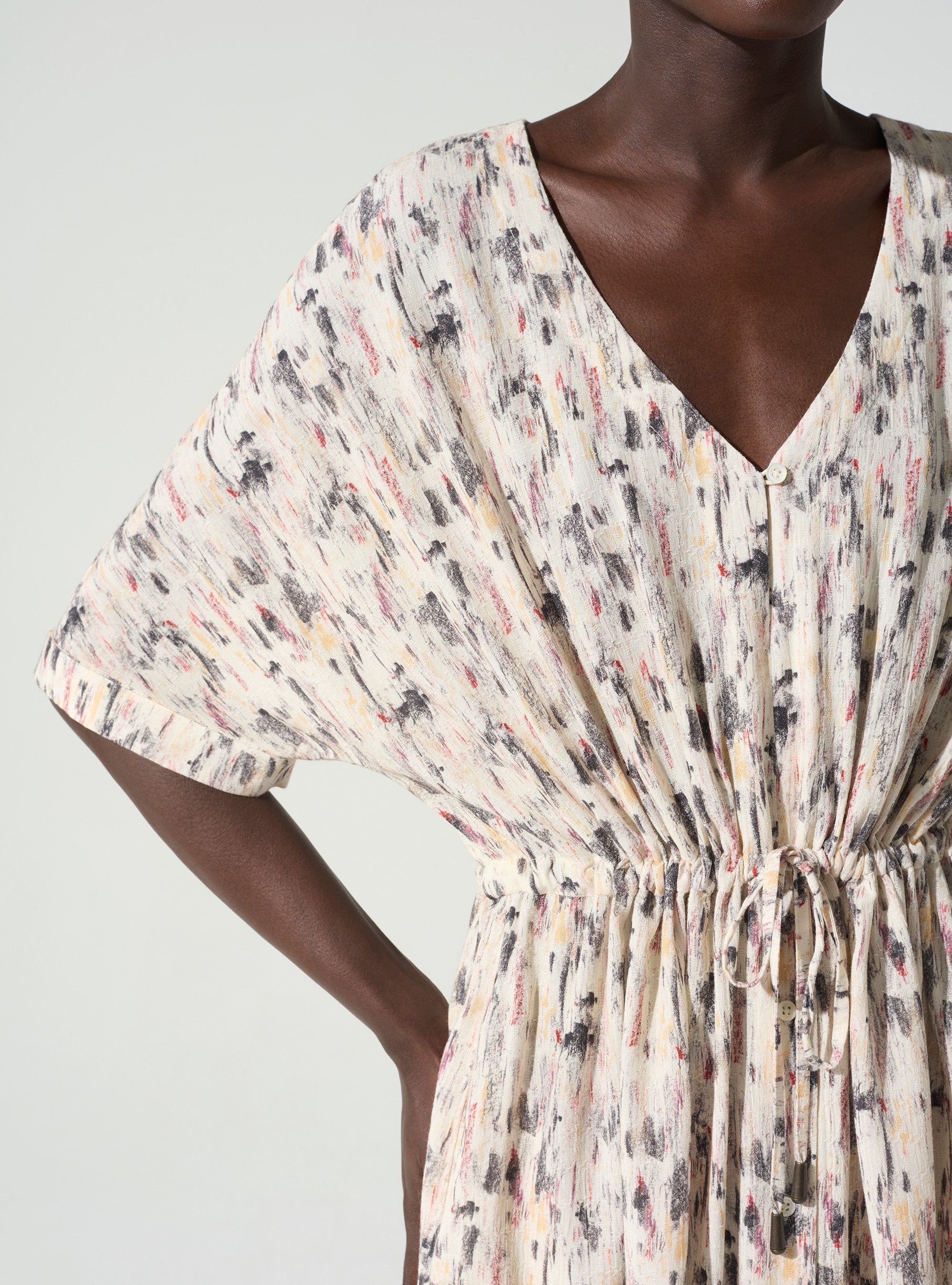 Kurzes Kleid mit V-Ausschnitt und „In Relief“-Aufdruck