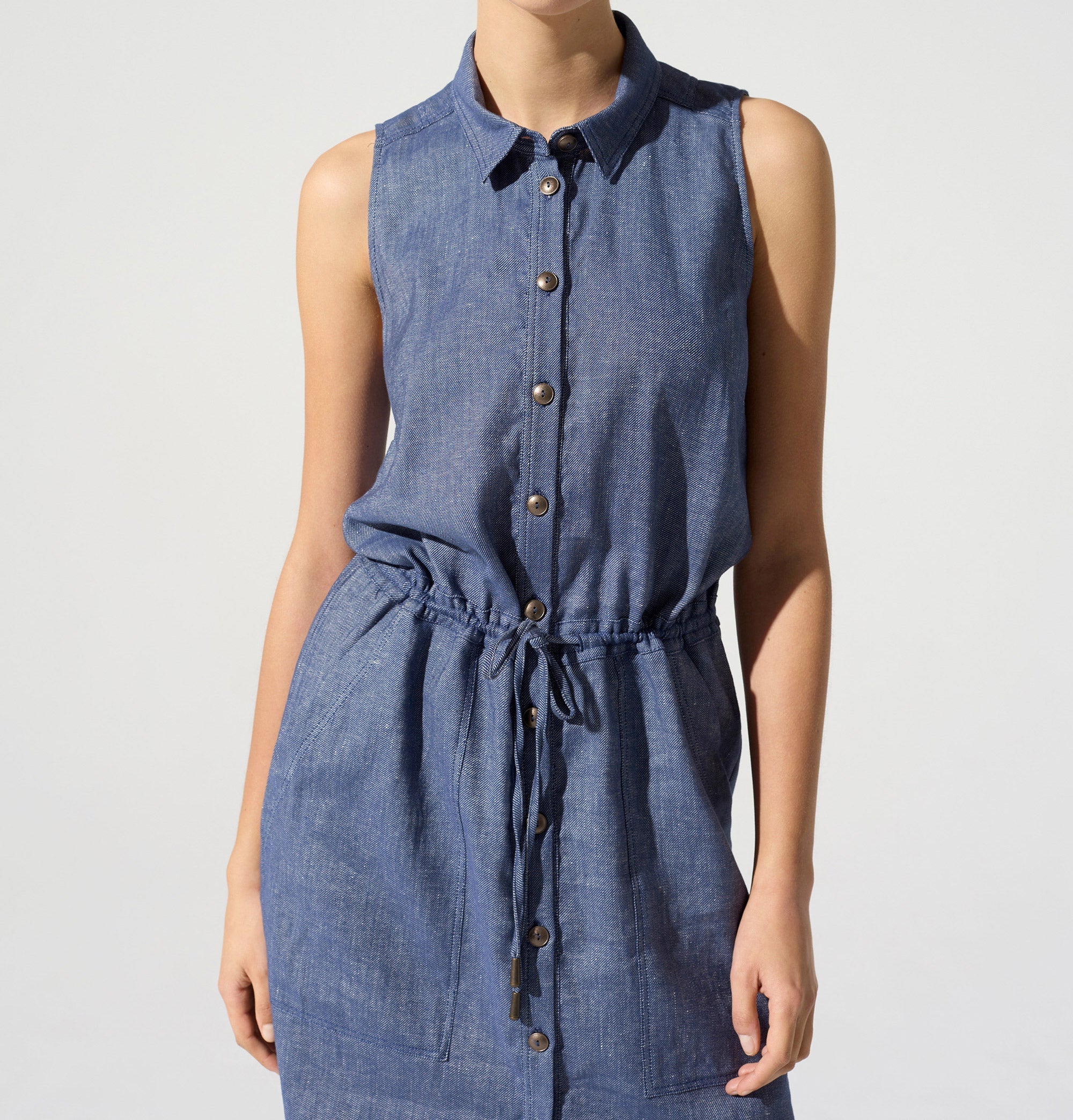 Robe courte sans manches acoté