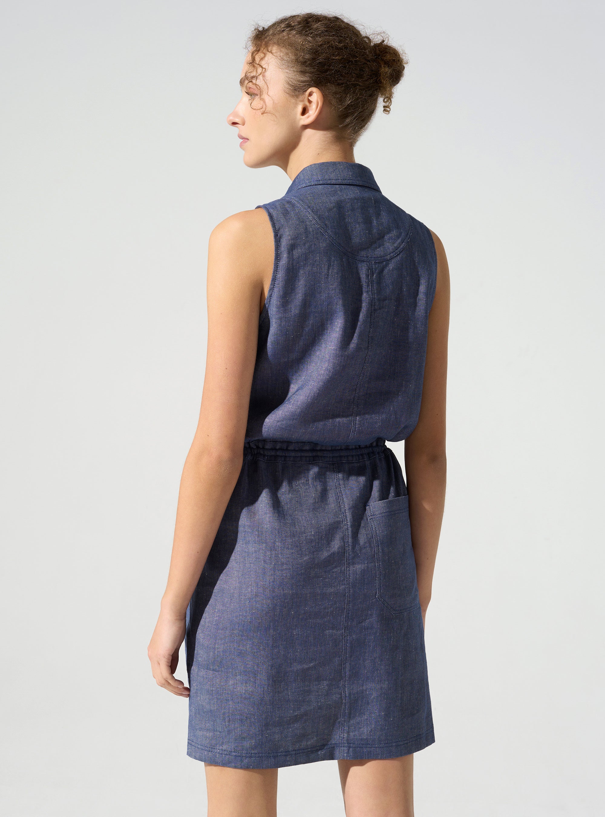 Robe courte sans manches acoté