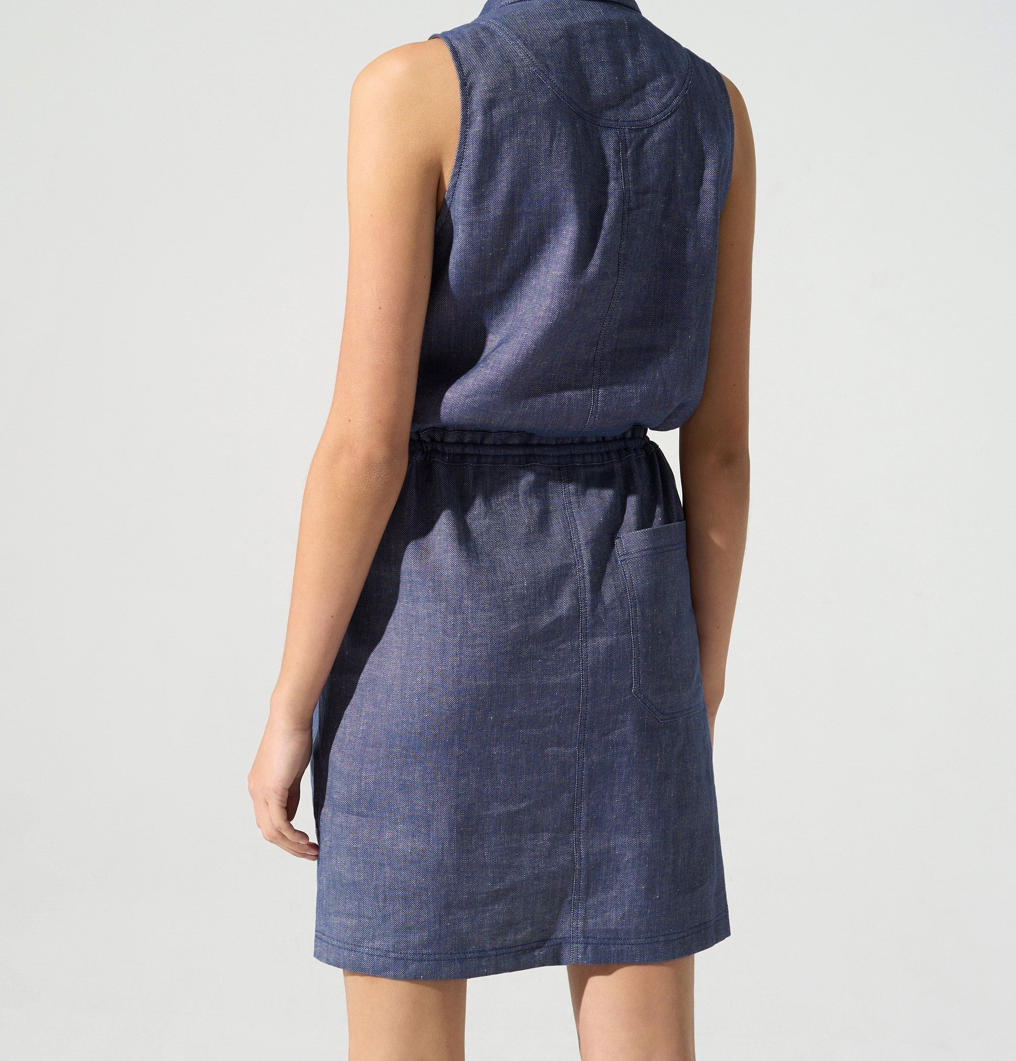 Robe courte sans manches acoté