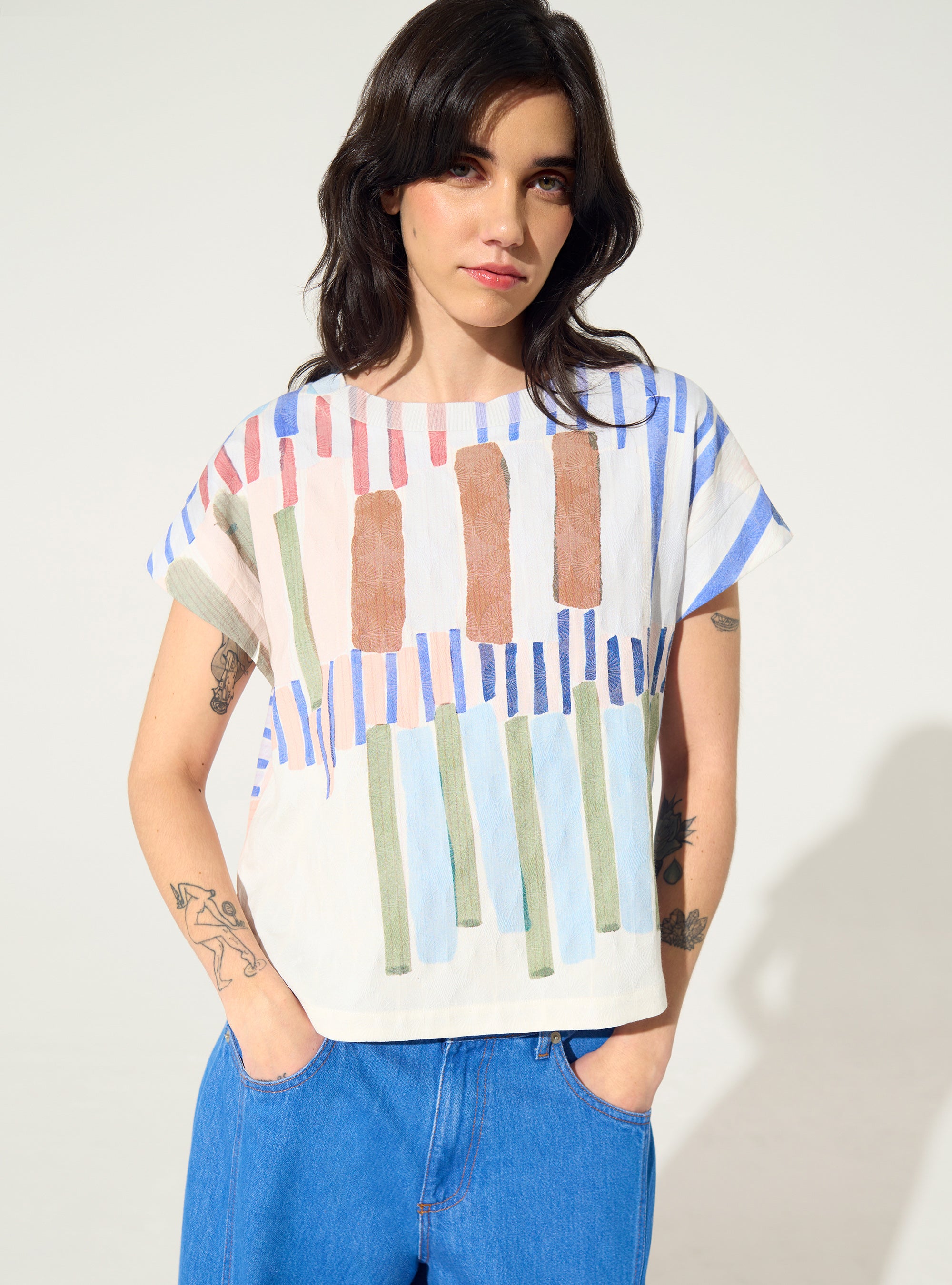 Plissierte und verzierte blaue Bluse