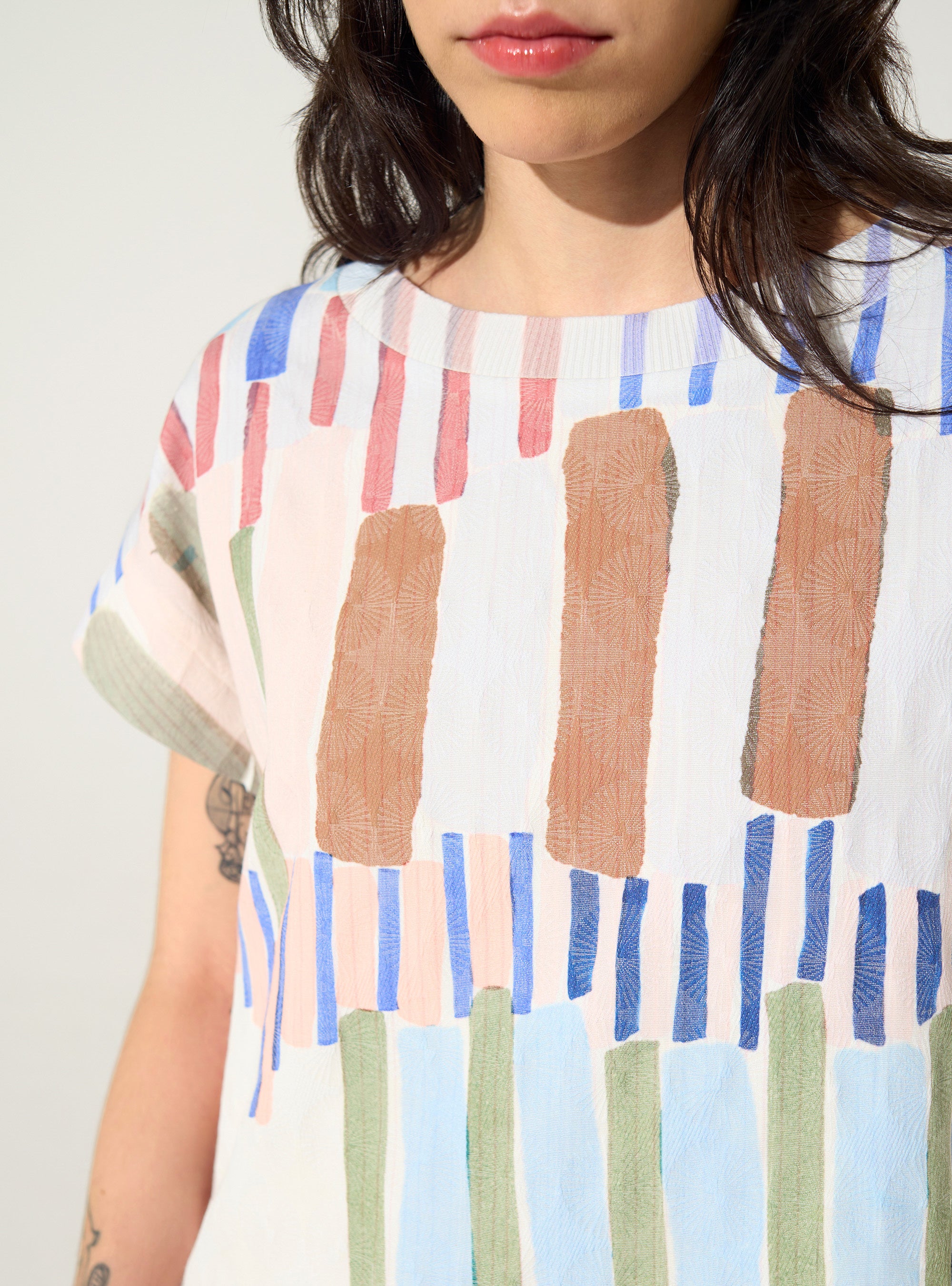 Plissierte und verzierte blaue Bluse