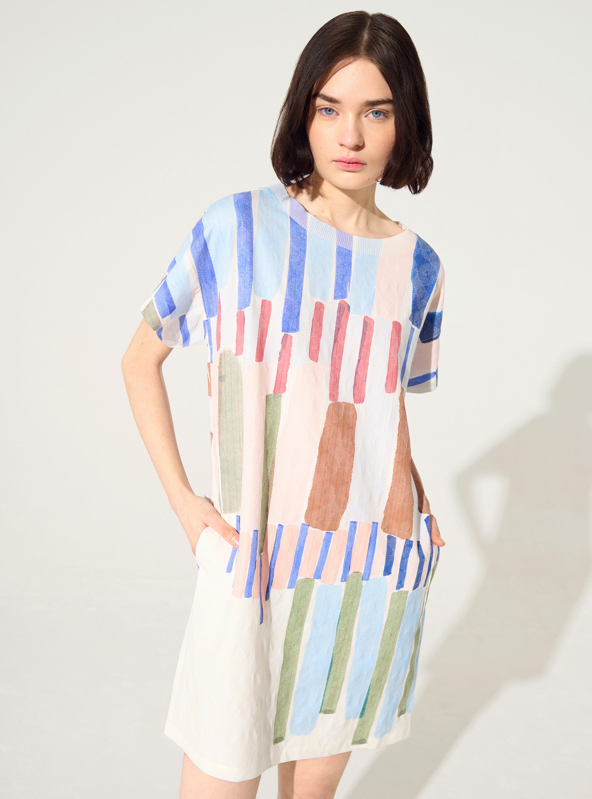 Gerades Kleid mit blauem Muster