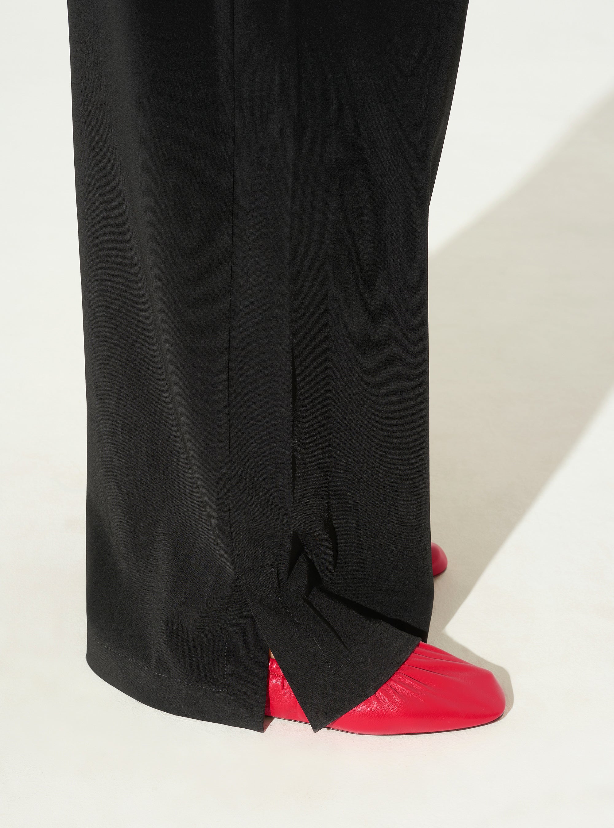 Schwarze Hose mit weitem Bein