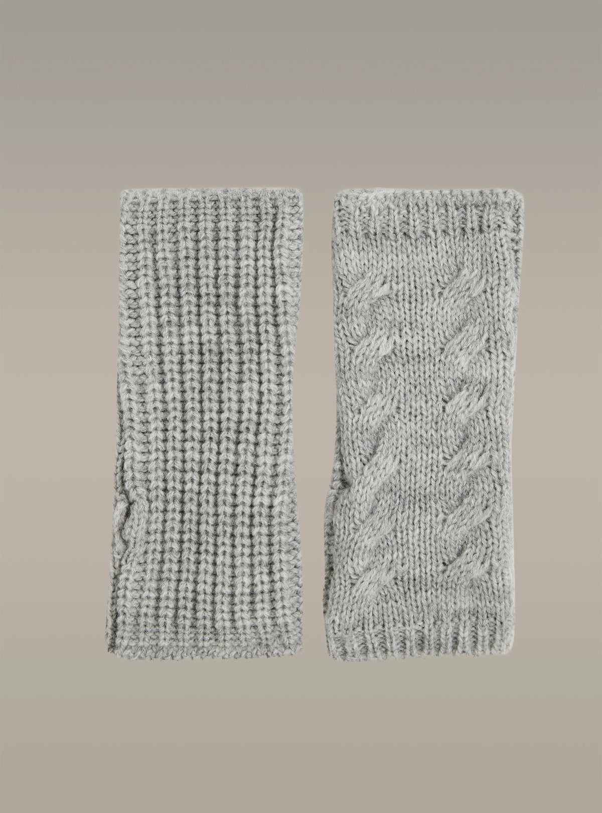 Mitaines tricotées en maille torsadée acoté