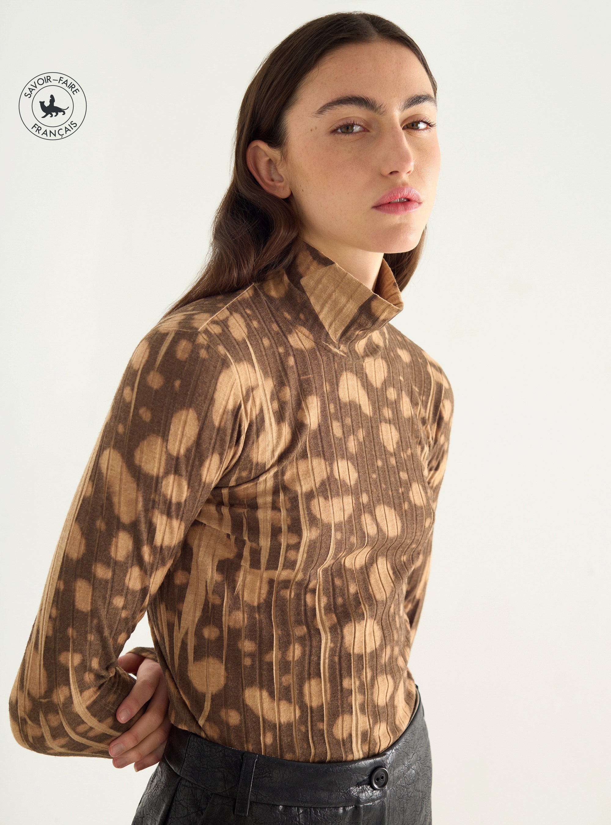 T-Shirt mit hohem Kragen und plissiertem Netzstoff