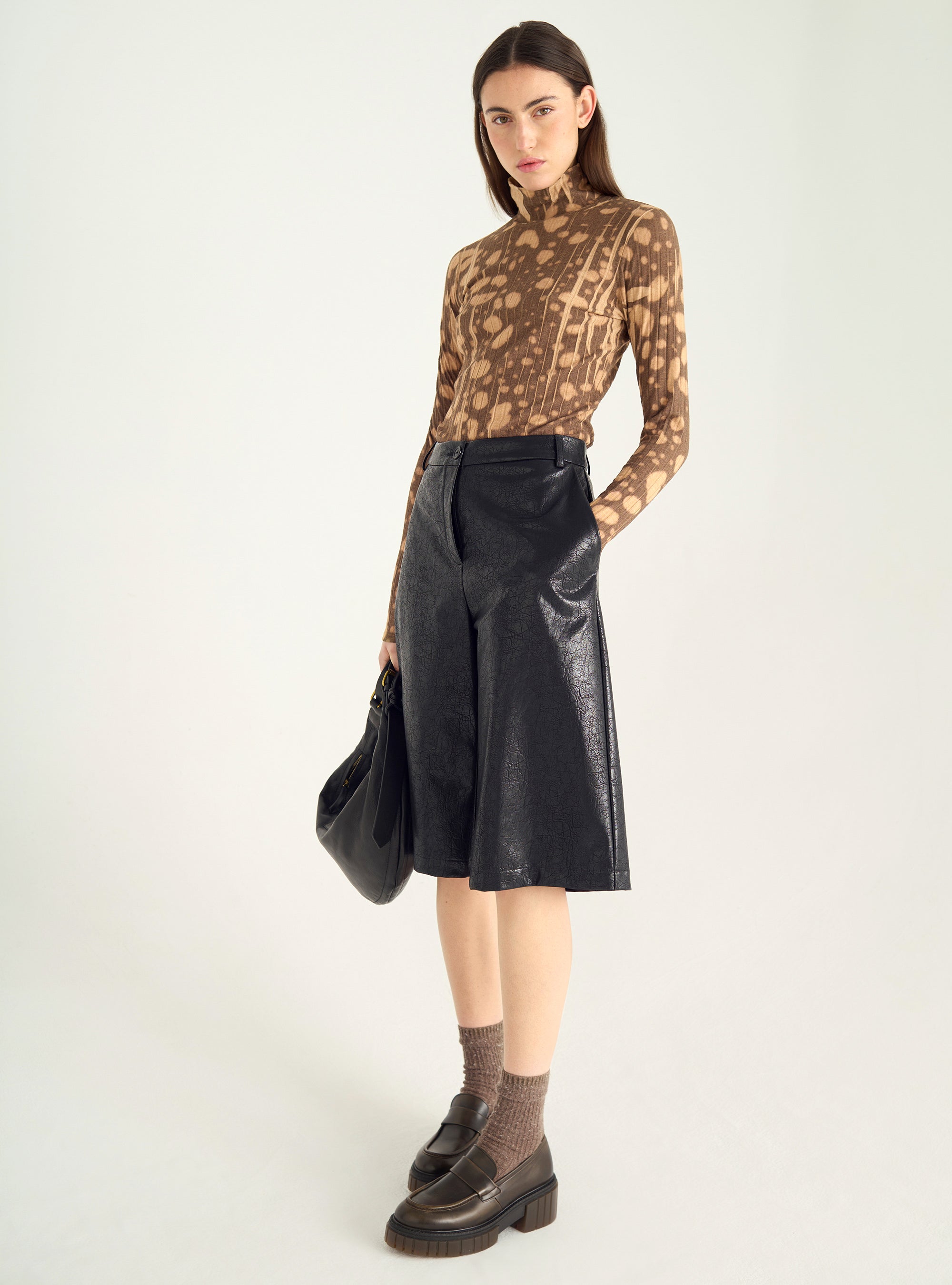 T-Shirt mit hohem Kragen und plissiertem Netzstoff