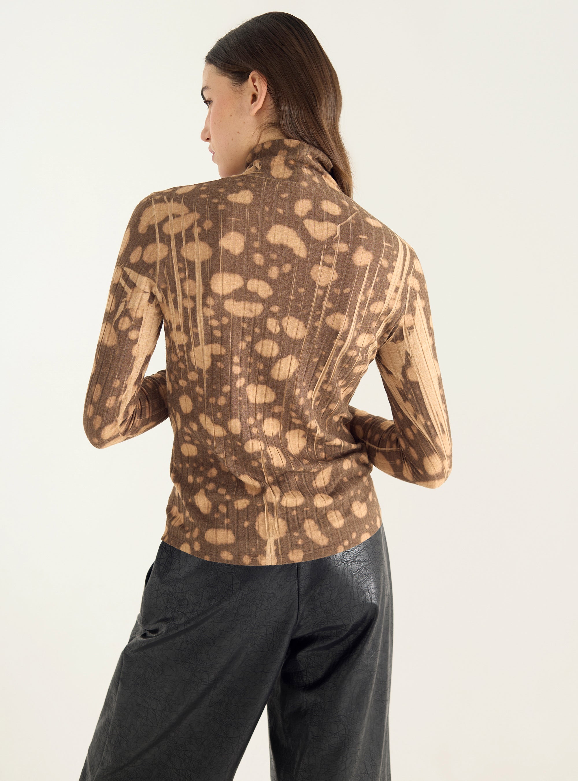 T-Shirt mit hohem Kragen und plissiertem Netzstoff