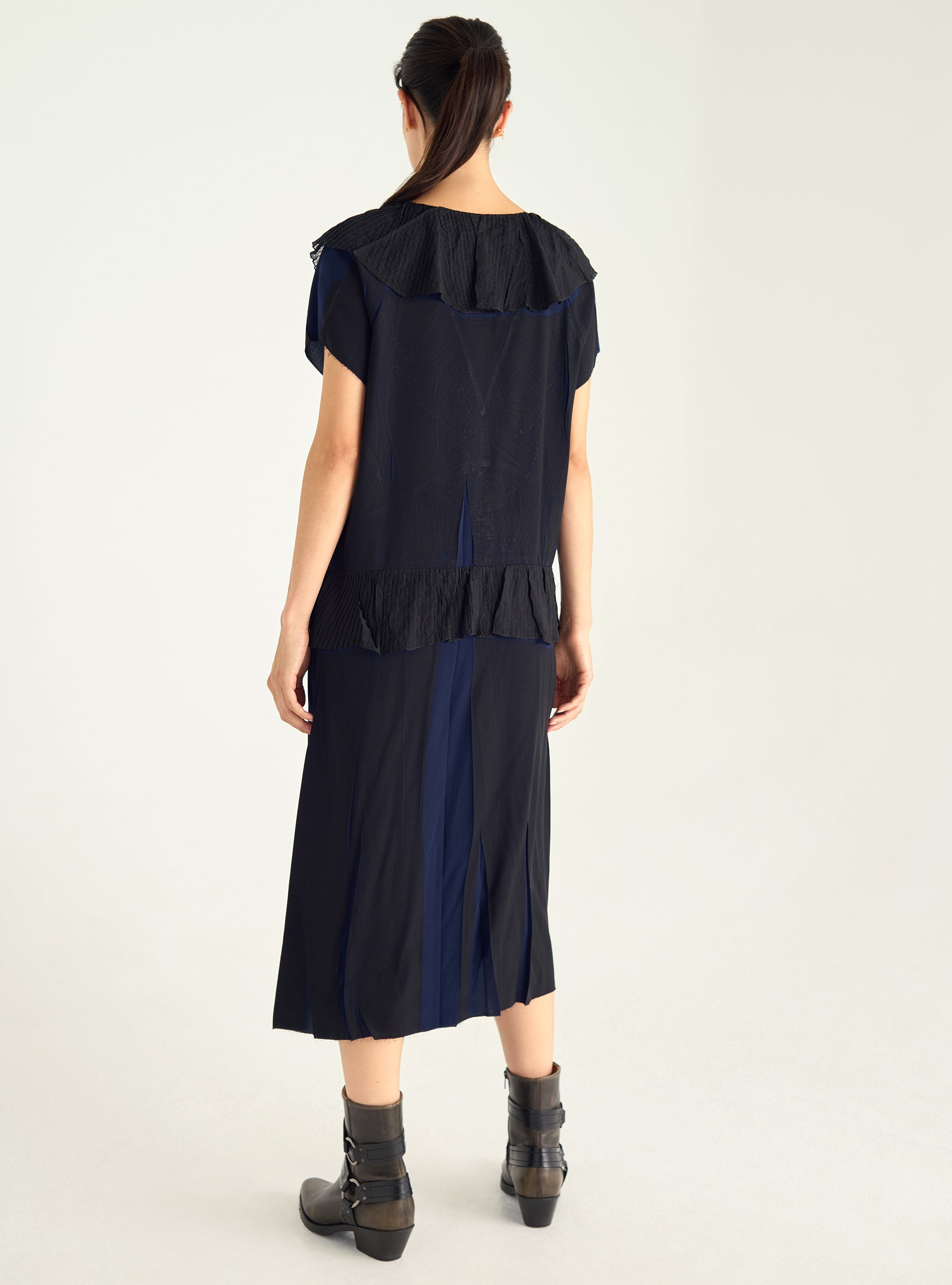 Kleid mit plissierten Rüschen und fließendem Material