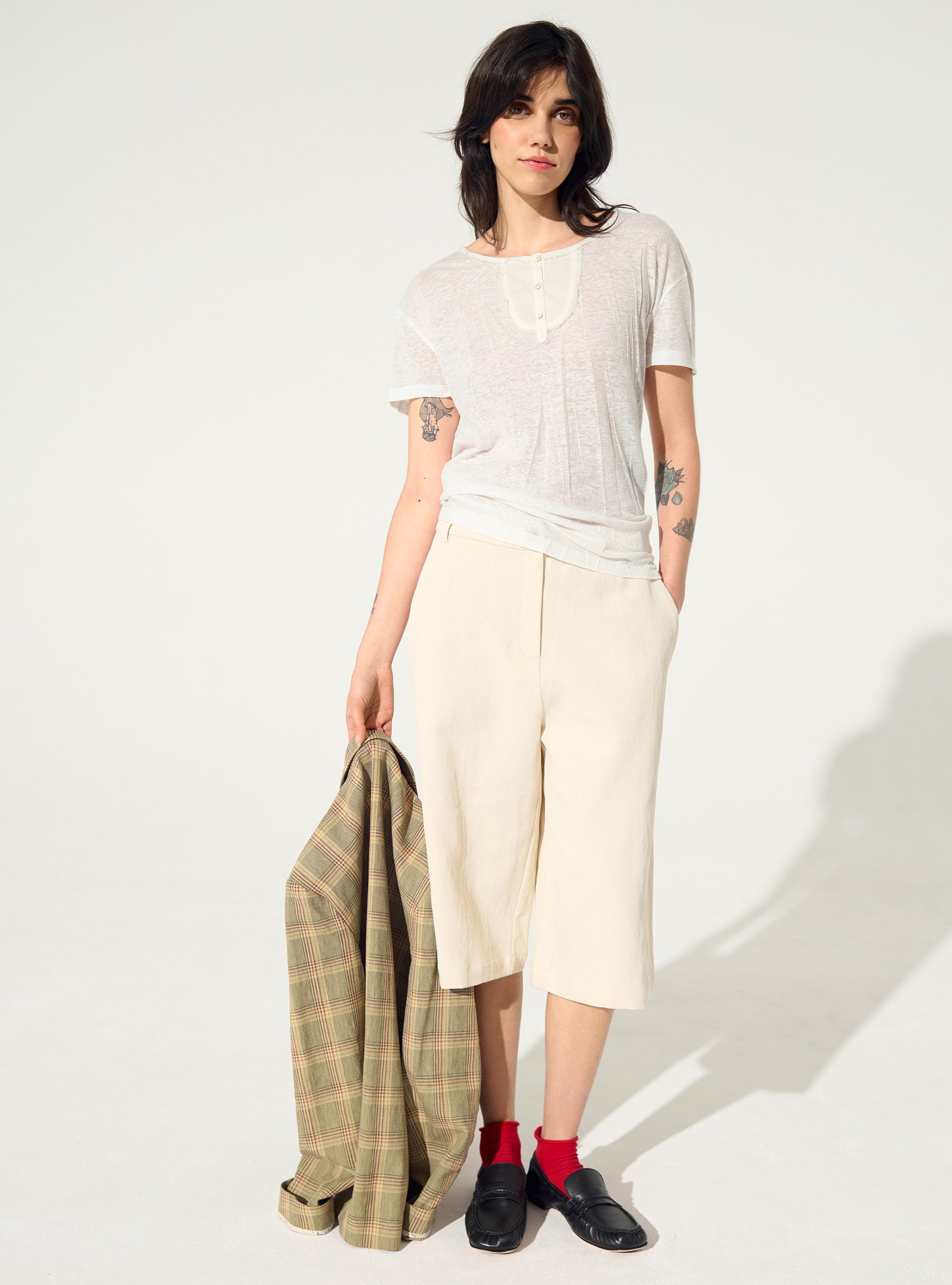 gerades, plissiertes weißes T-Shirt