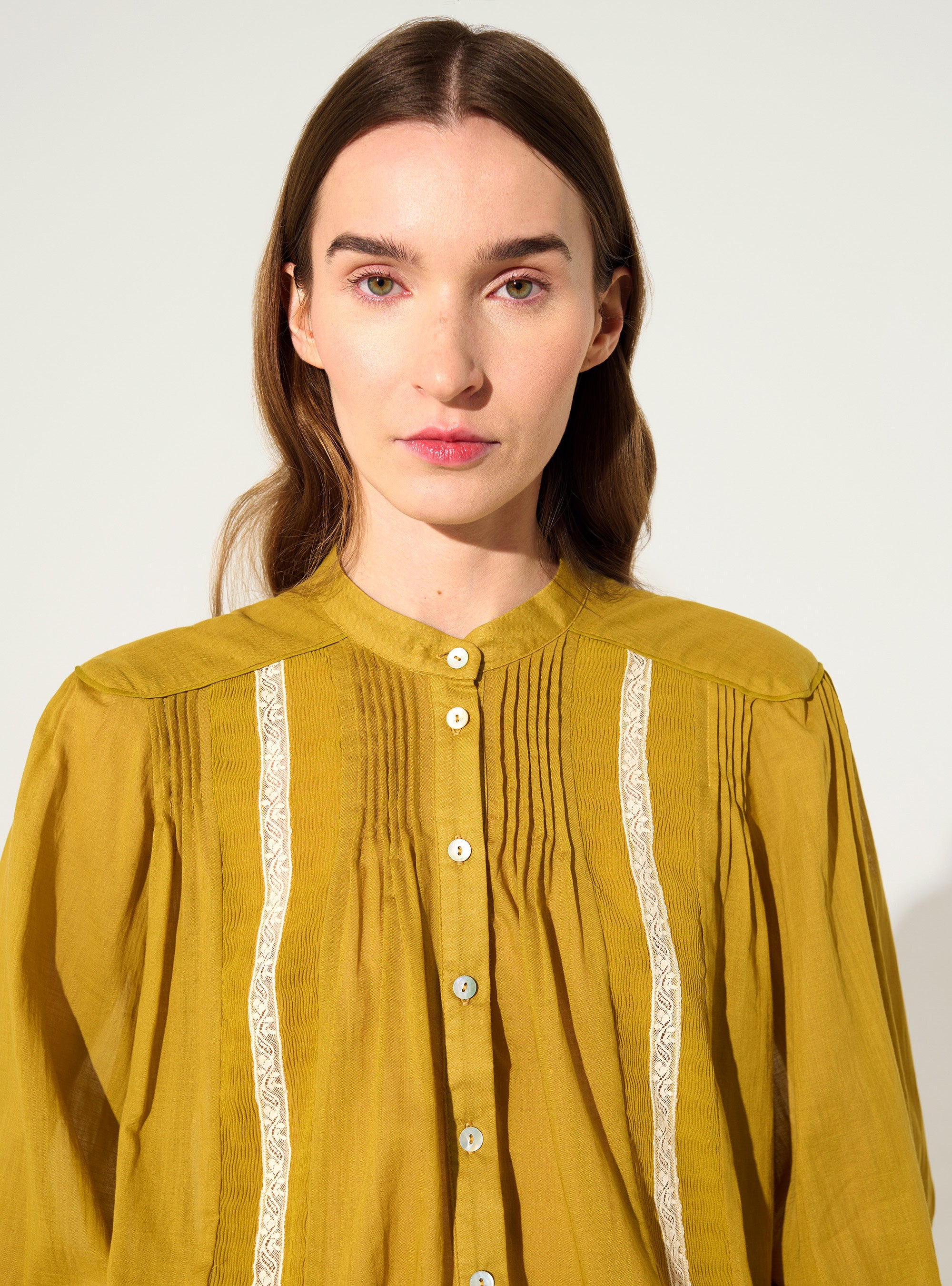 Chemise oversize plissée et Dentelle de Calais-Caudry® ocre jaune
