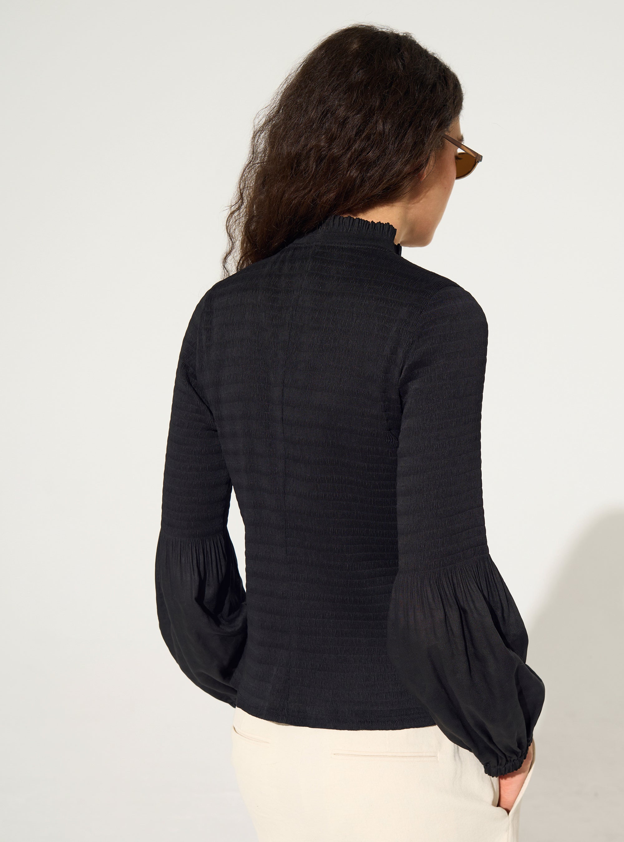 Schwarzes, tailliertes Hemd mit Falten