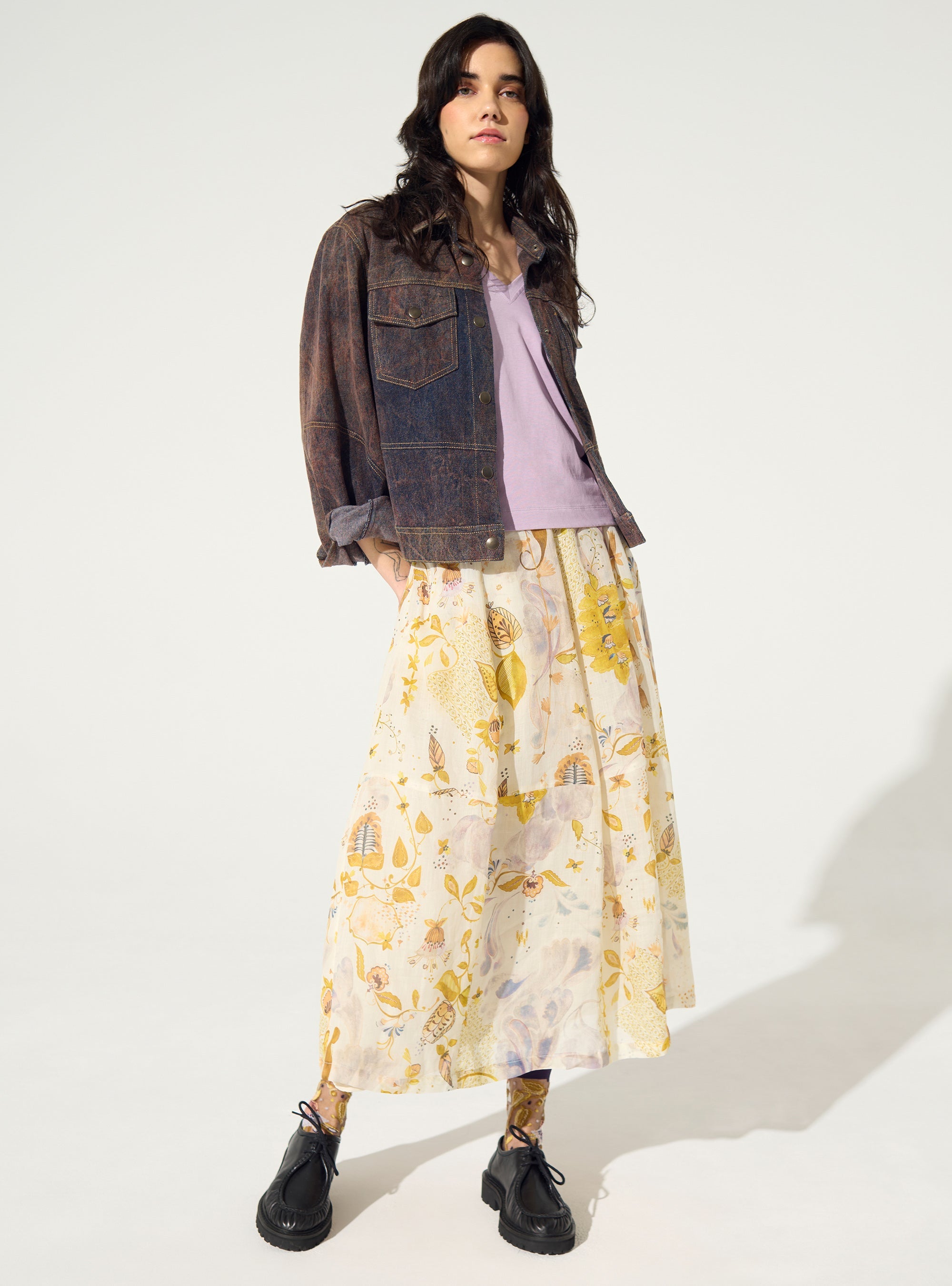 weiter, weißer, bedruckter Rock