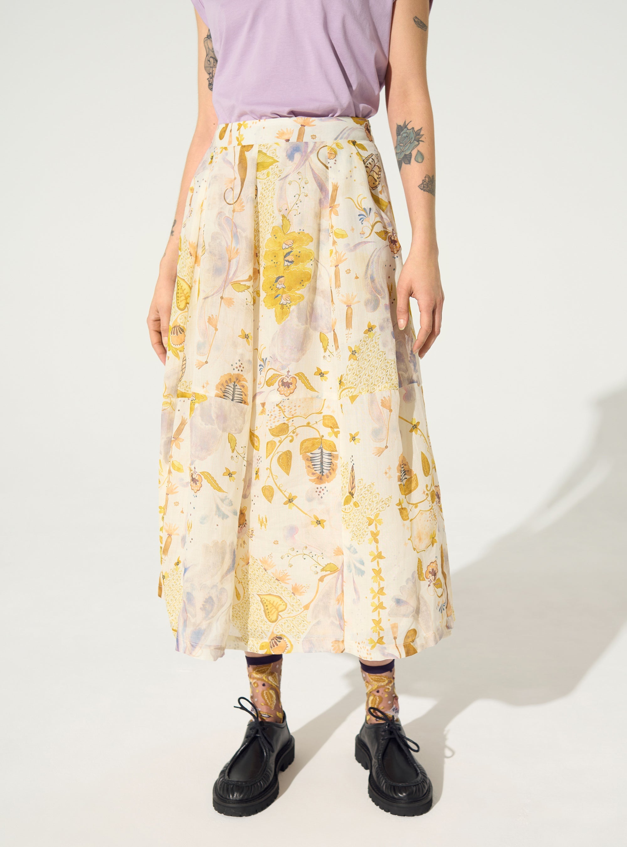 weiter, weißer, bedruckter Rock