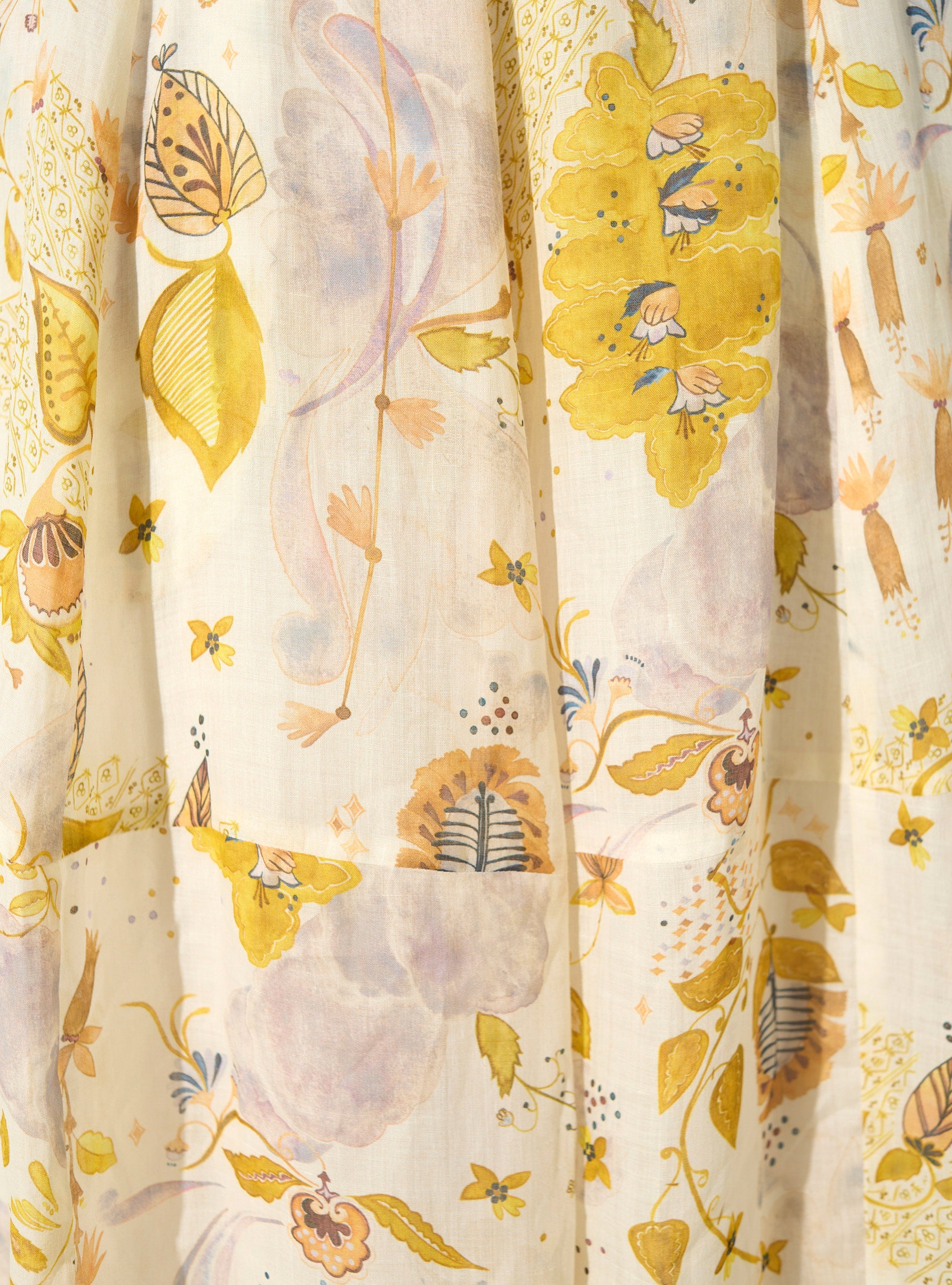 weiter, weißer, bedruckter Rock