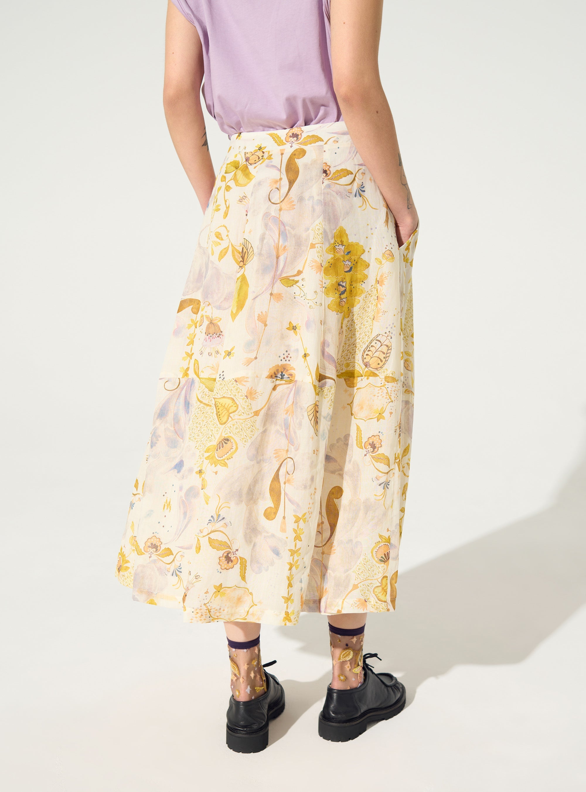 weiter, weißer, bedruckter Rock