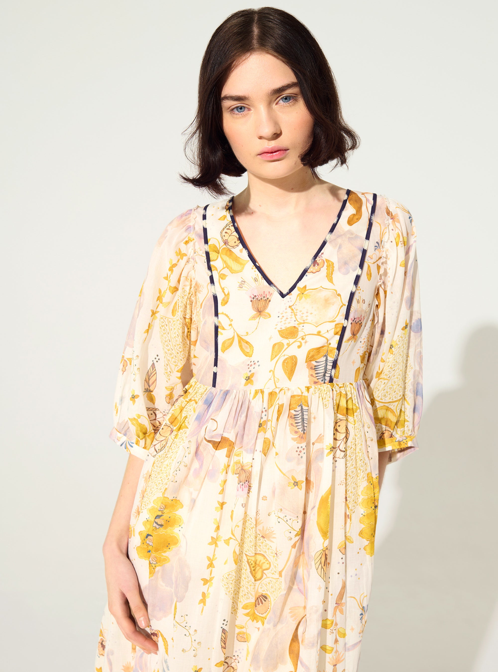 Locker sitzendes, bedrucktes Kleid aus weißer Baumwolle