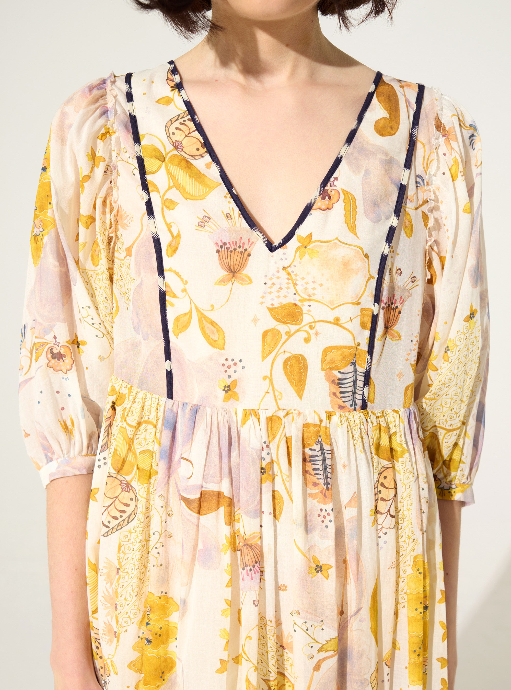 Locker sitzendes, bedrucktes Kleid aus weißer Baumwolle