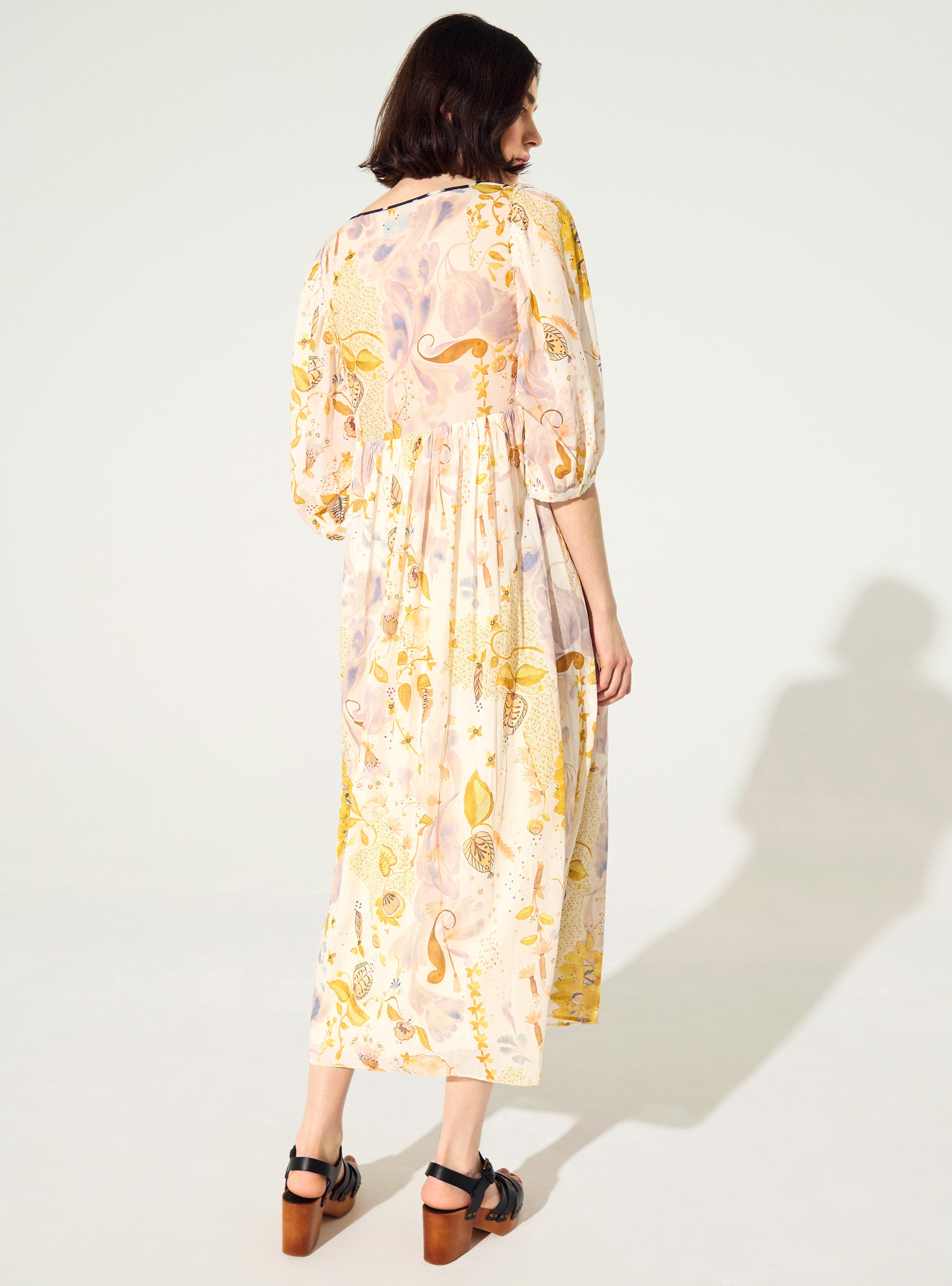 Locker sitzendes, bedrucktes Kleid aus weißer Baumwolle