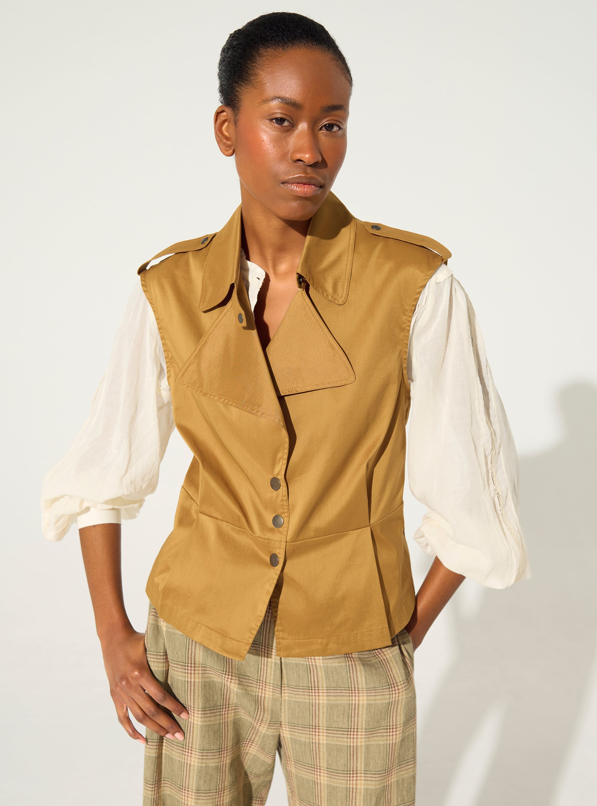 Figurbetontes, plissiertes braunes Baumwollhemd