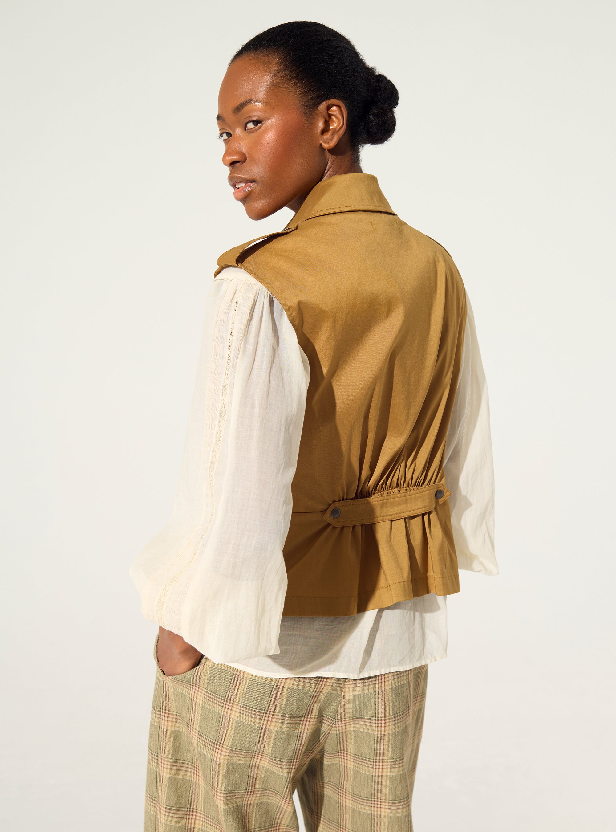 Figurbetontes, plissiertes braunes Baumwollhemd