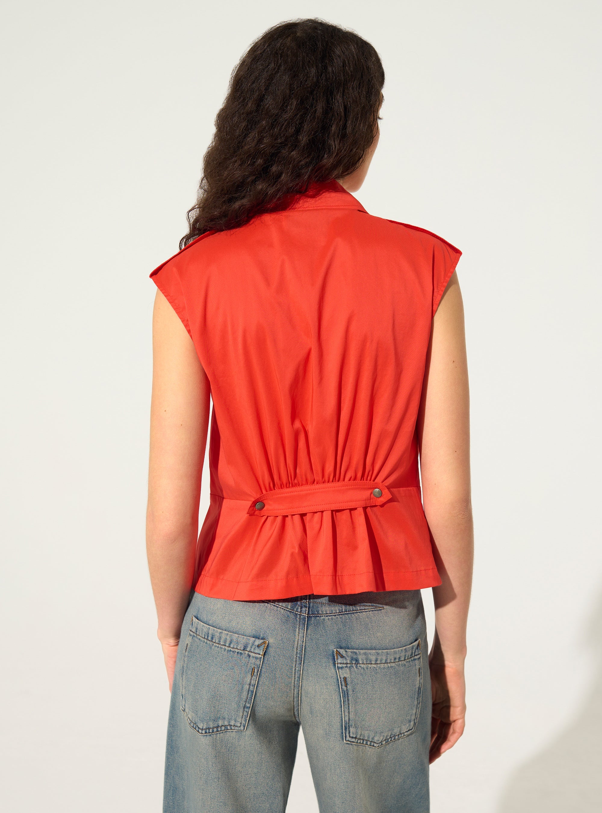 Rotes, plissiertes, tailliertes Baumwollhemd