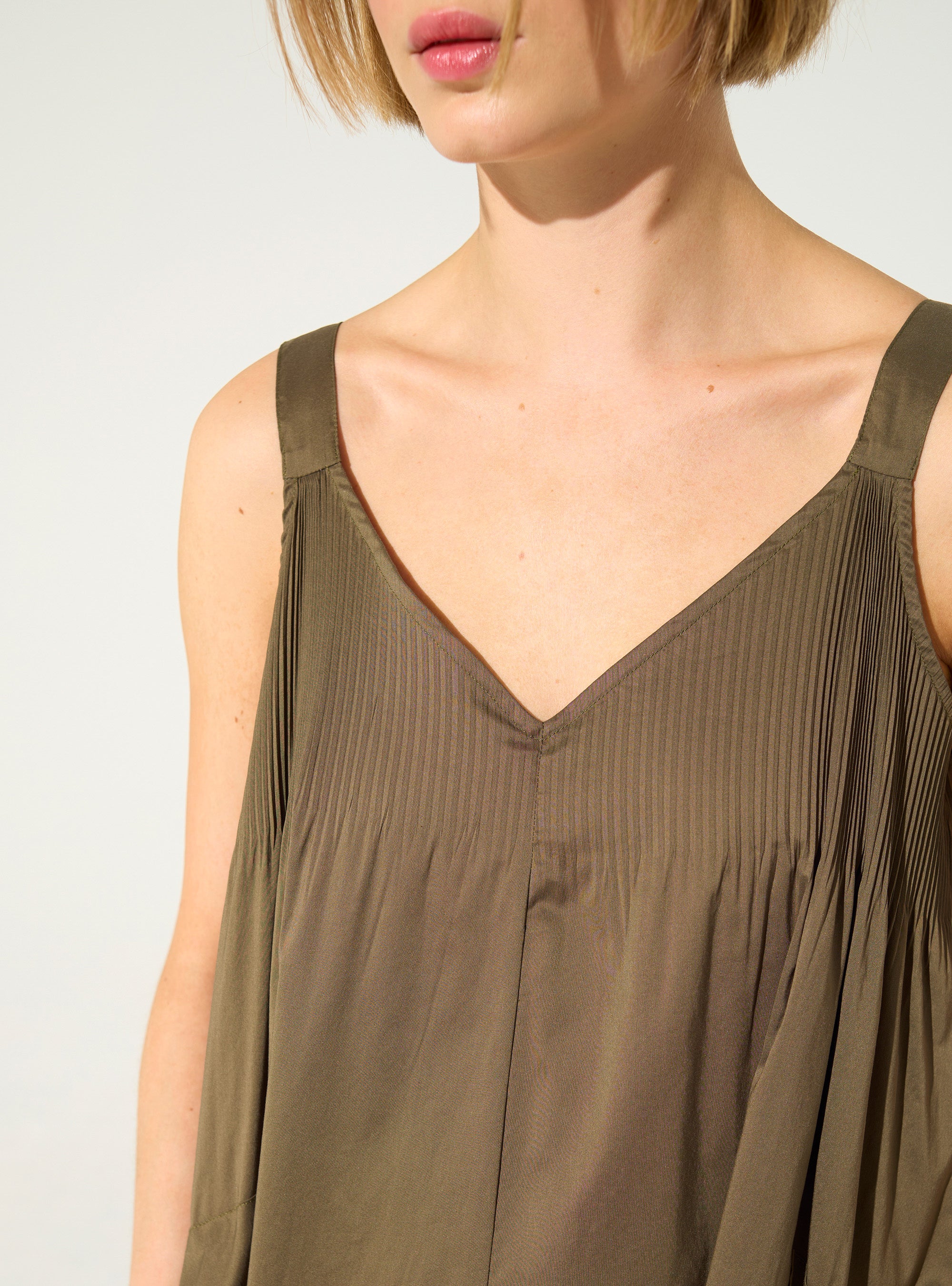 Langes, plissiertes braunes Kleid