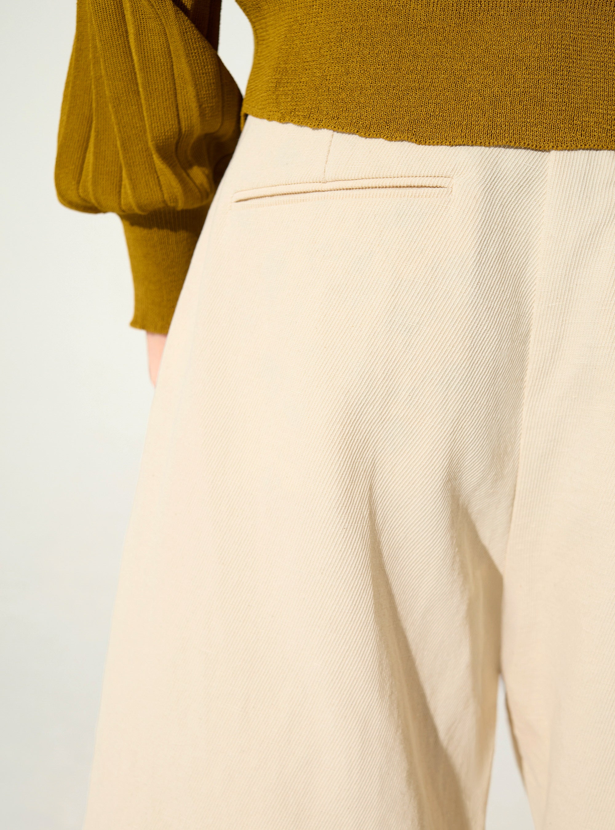 White cotton and linen Bermuda shorts