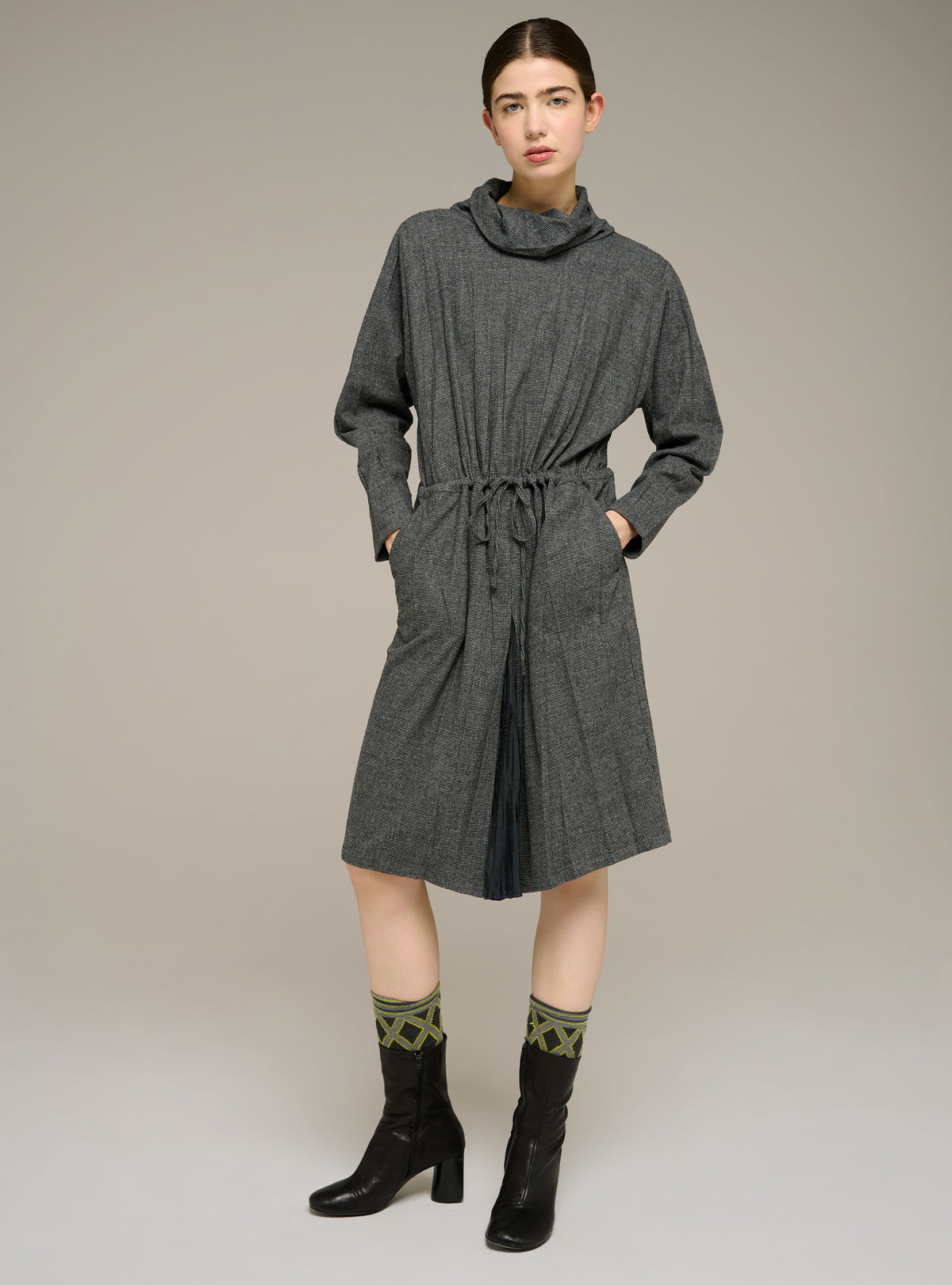 Tailliertes Midikleid mit langen Ärmeln