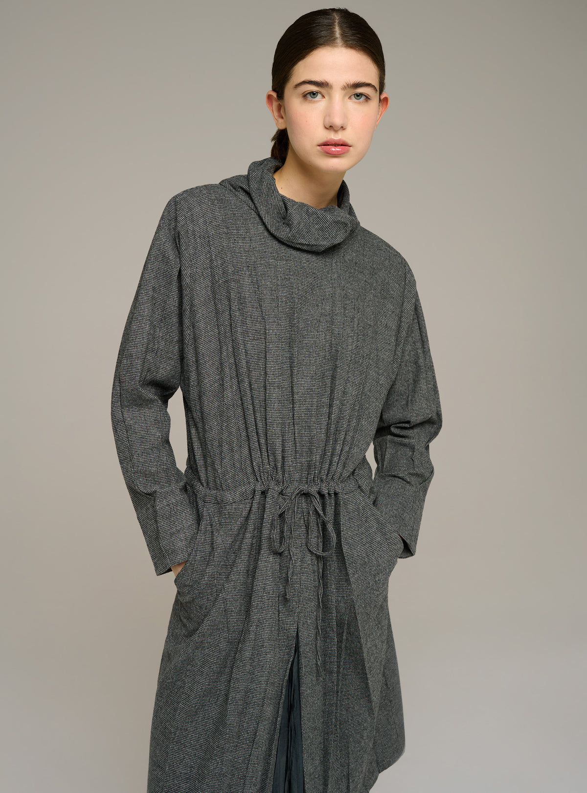Tailliertes Midikleid mit langen Ärmeln