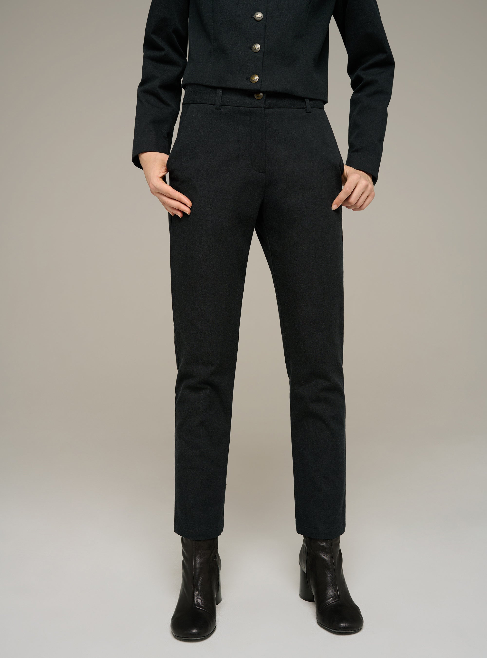Schwarze Hose mit geradem Bein