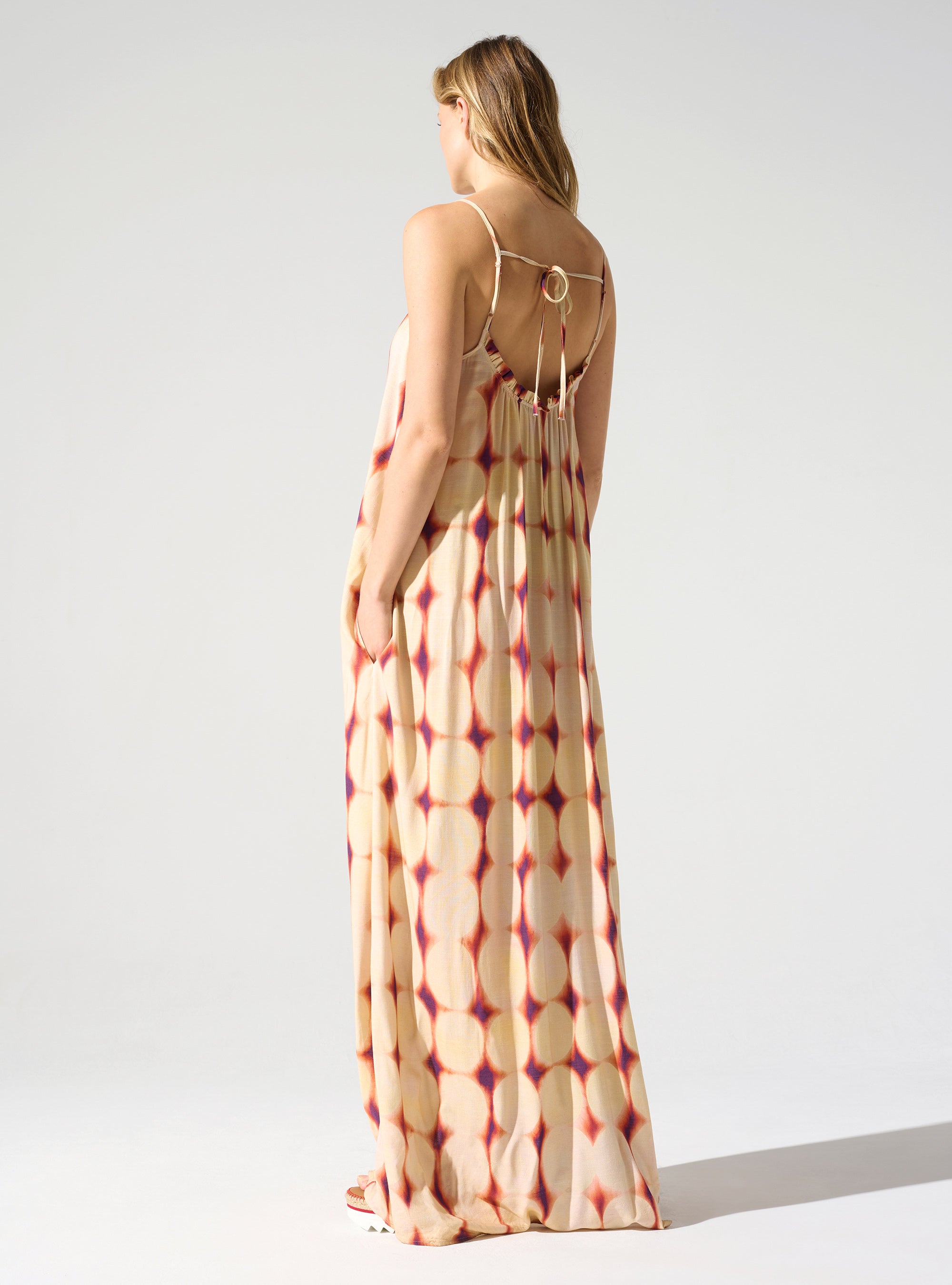 Langes Kleid mit dünnen Trägern