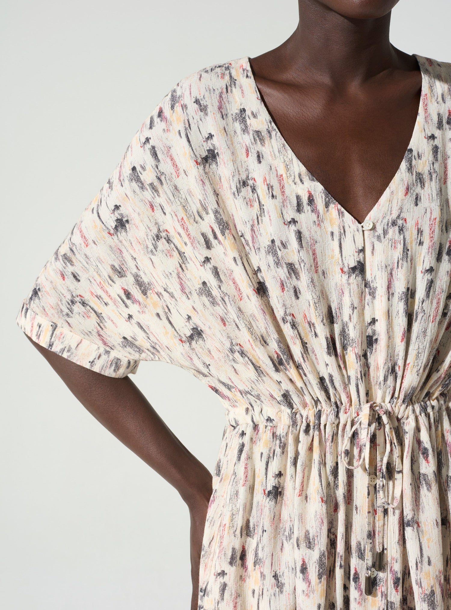 Kurzes Kleid mit V-Ausschnitt und „In Relief“-Aufdruck