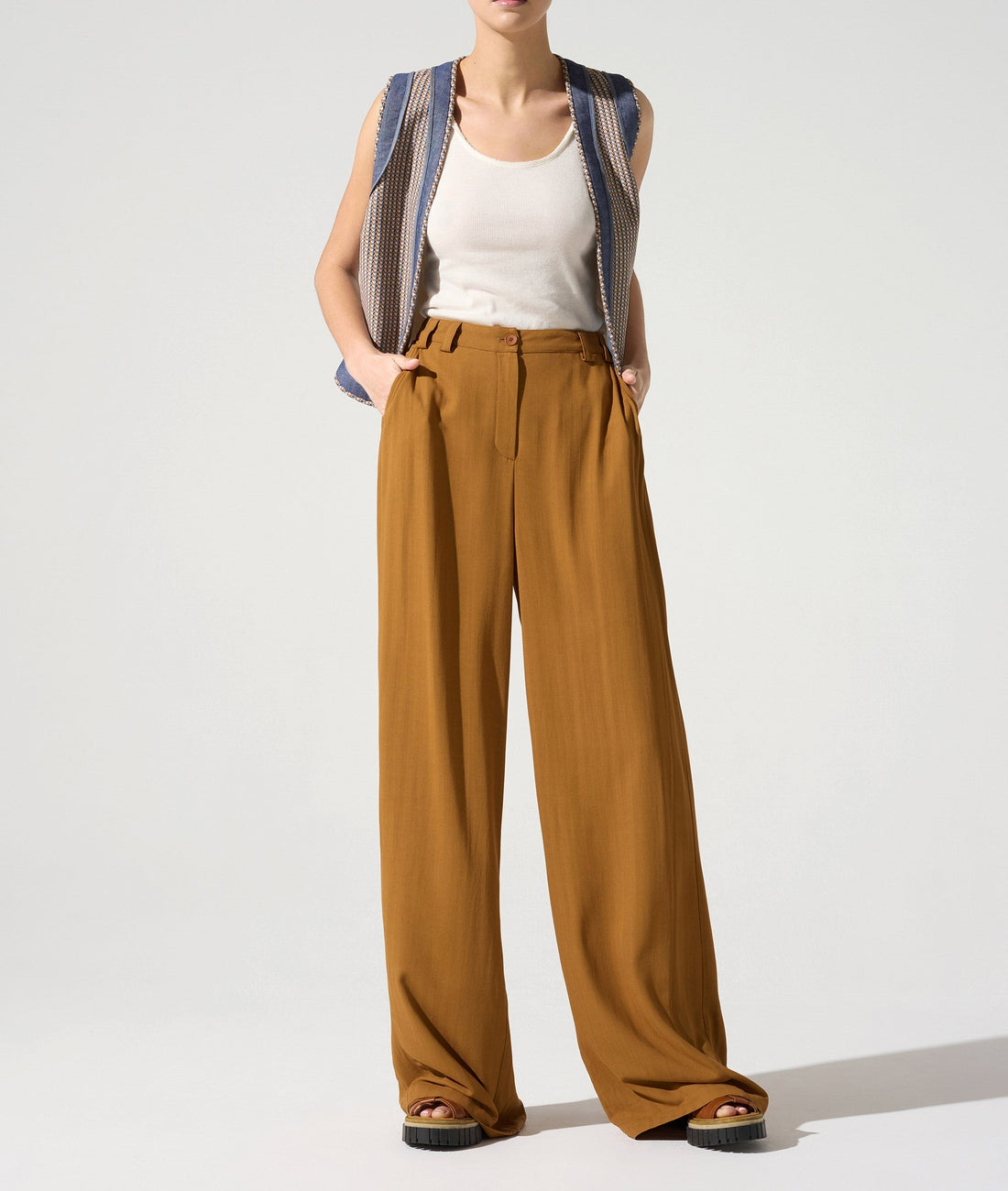 Pantalon tailleur acoté 