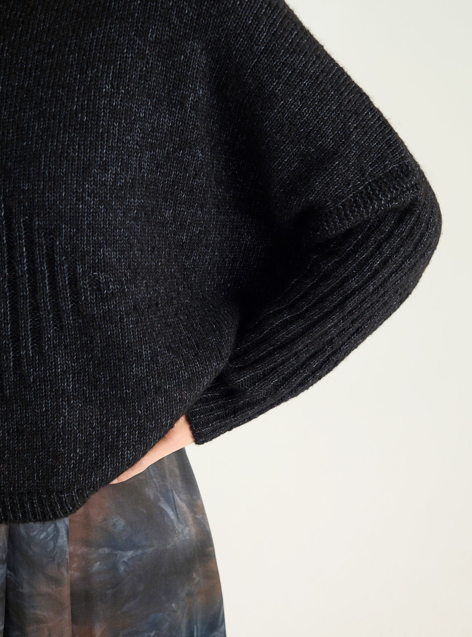 Locker sitzender Pullover aus Wolle und Baumwolle mit Rundhalsausschnitt