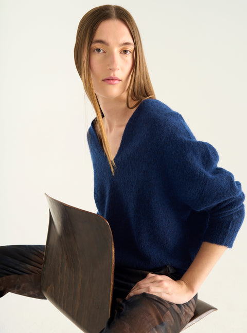 Loose-fitting natural wool sweater