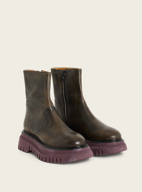 Schwarze Stiefeletten aus patiniertem Leder