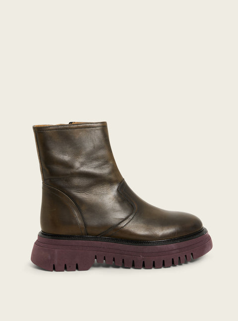 Schwarze Stiefeletten aus patiniertem Leder