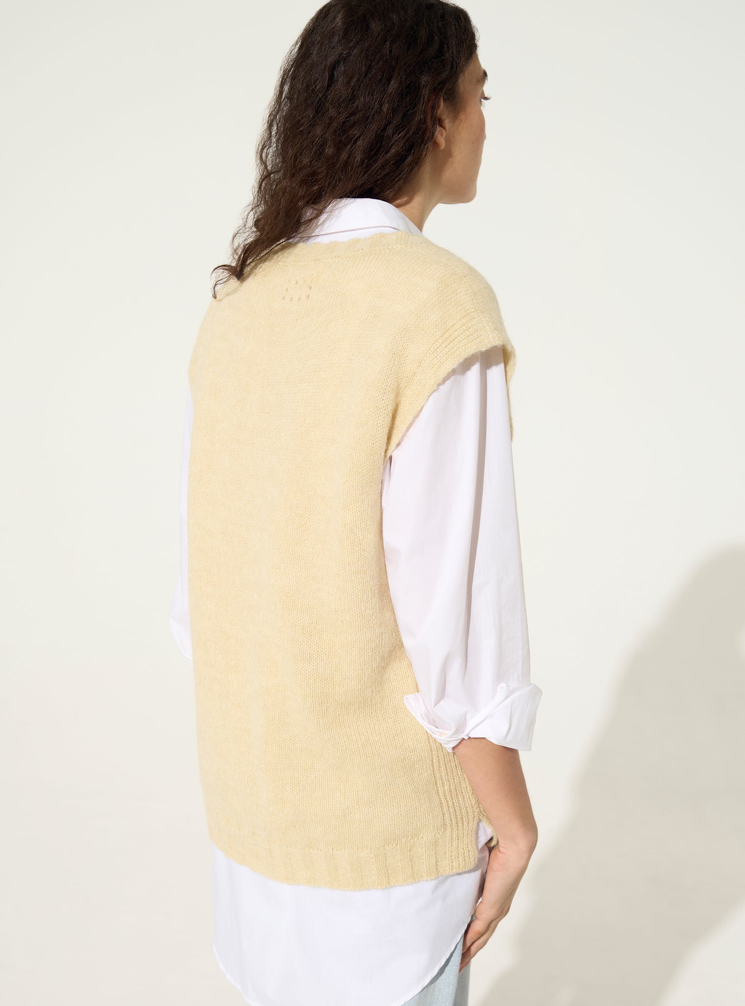 Weißer ärmelloser Pullover