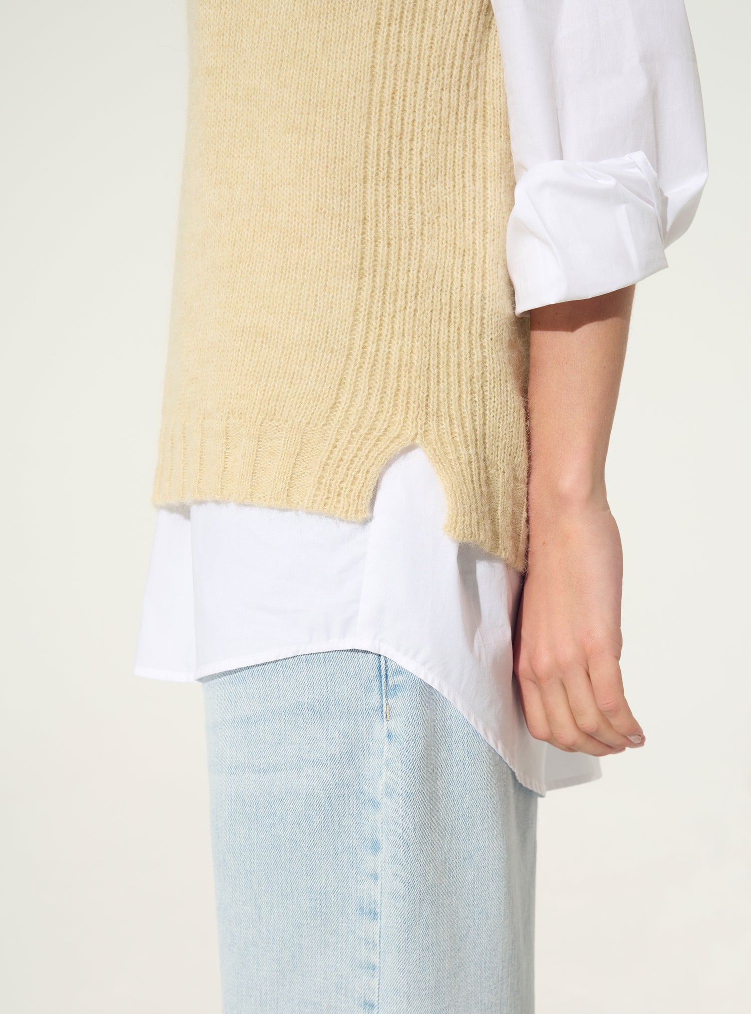 Weißer ärmelloser Pullover