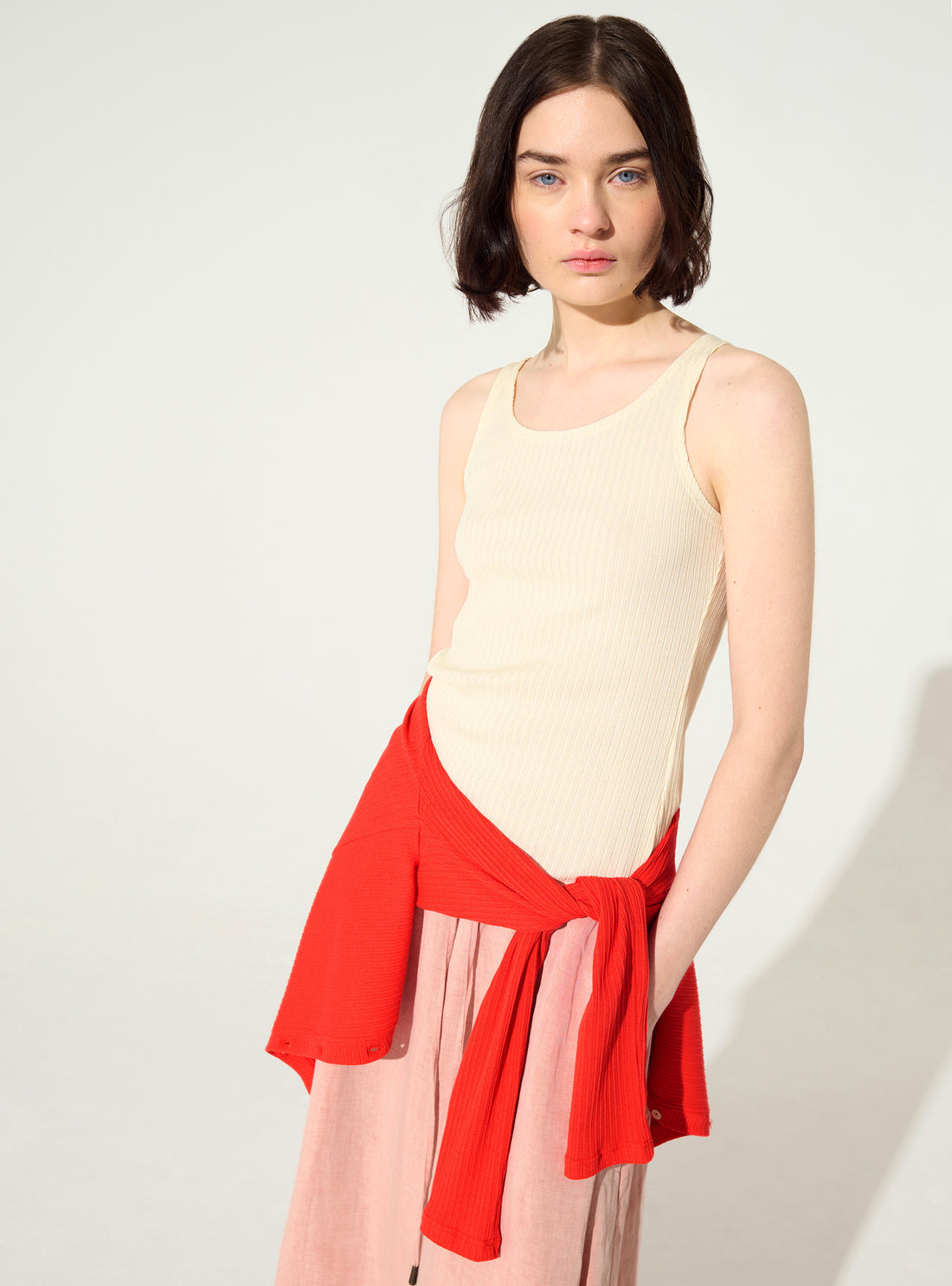 Weißes, plissiertes, eng anliegendes Tanktop