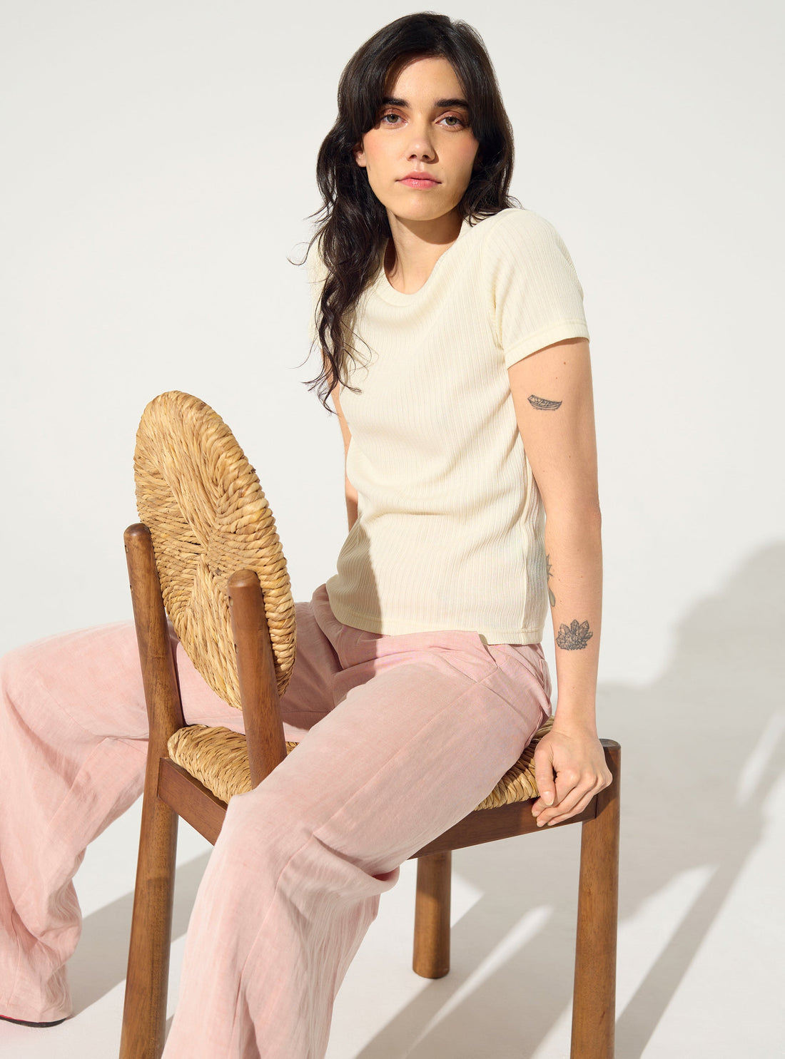 Figurbetontes, plissiertes weißes Baumwoll-T-Shirt