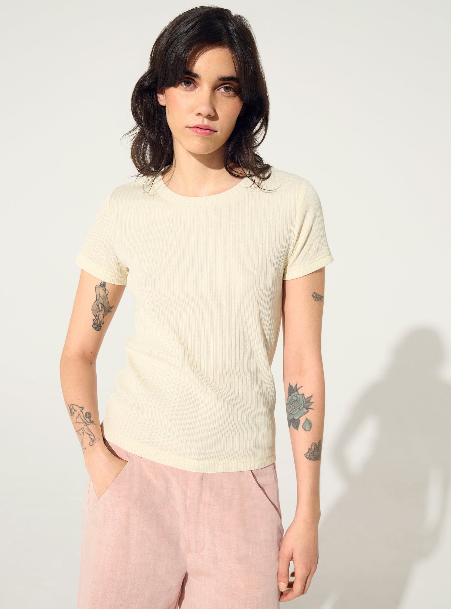 Figurbetontes, plissiertes weißes Baumwoll-T-Shirt