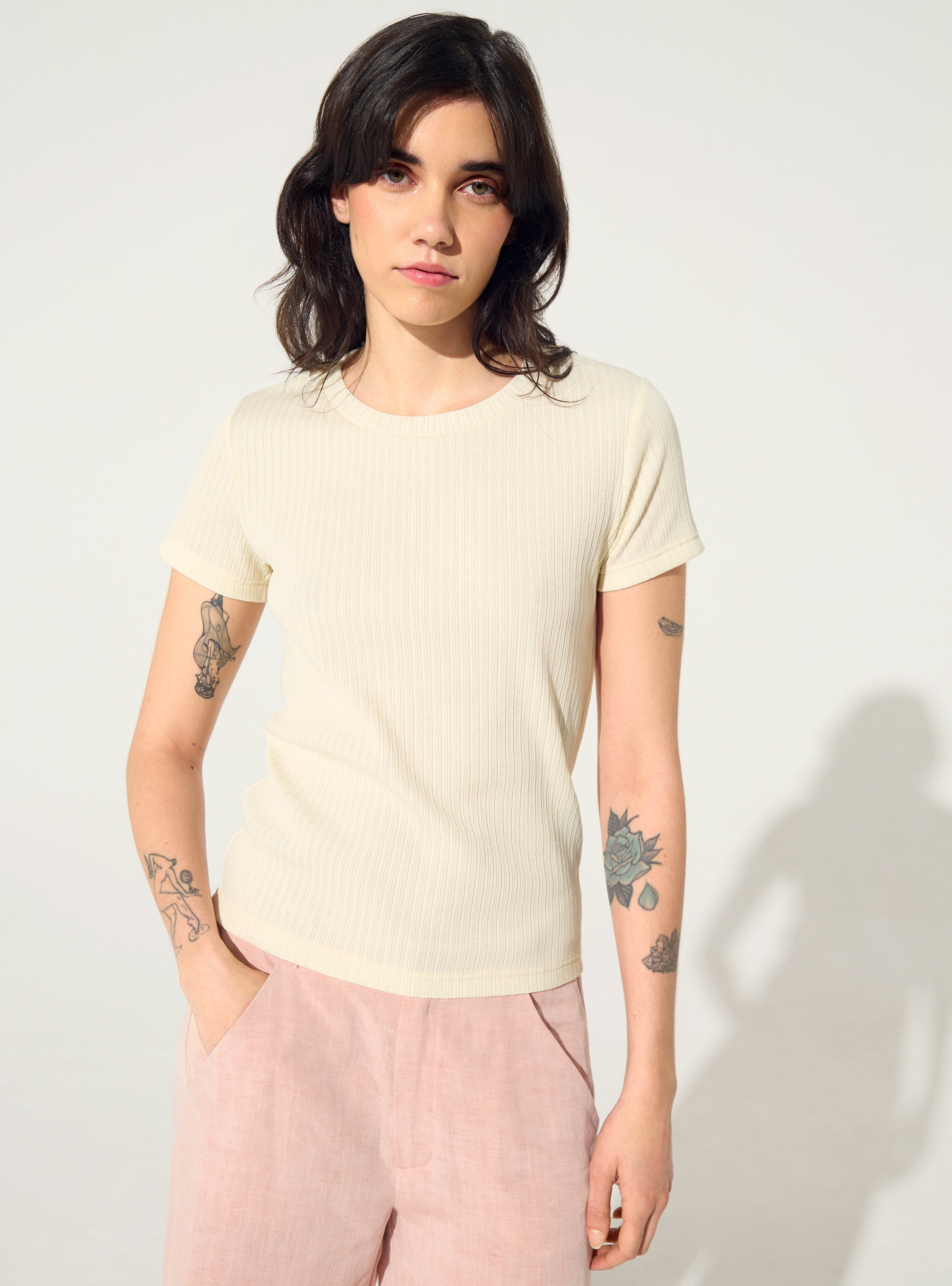Figurbetontes, plissiertes weißes Baumwoll-T-Shirt