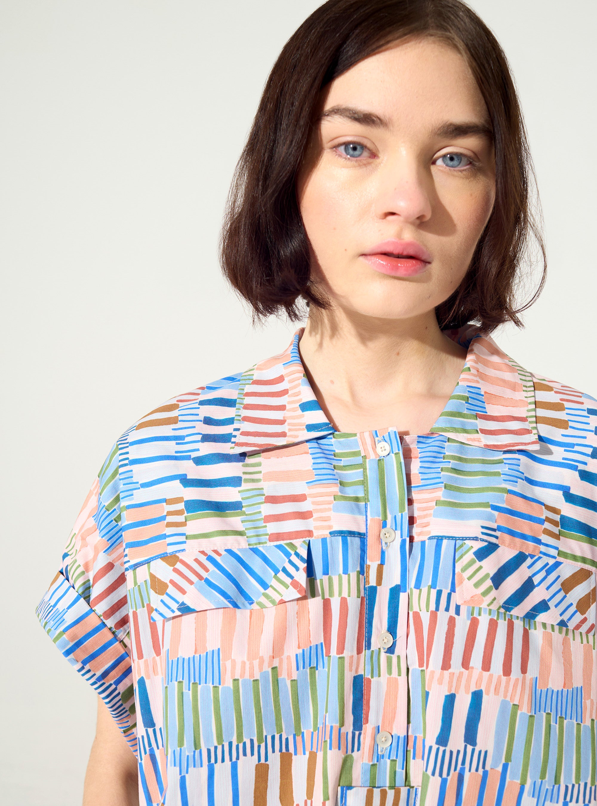 Locker sitzendes, bedrucktes blaues Baumwollkleid