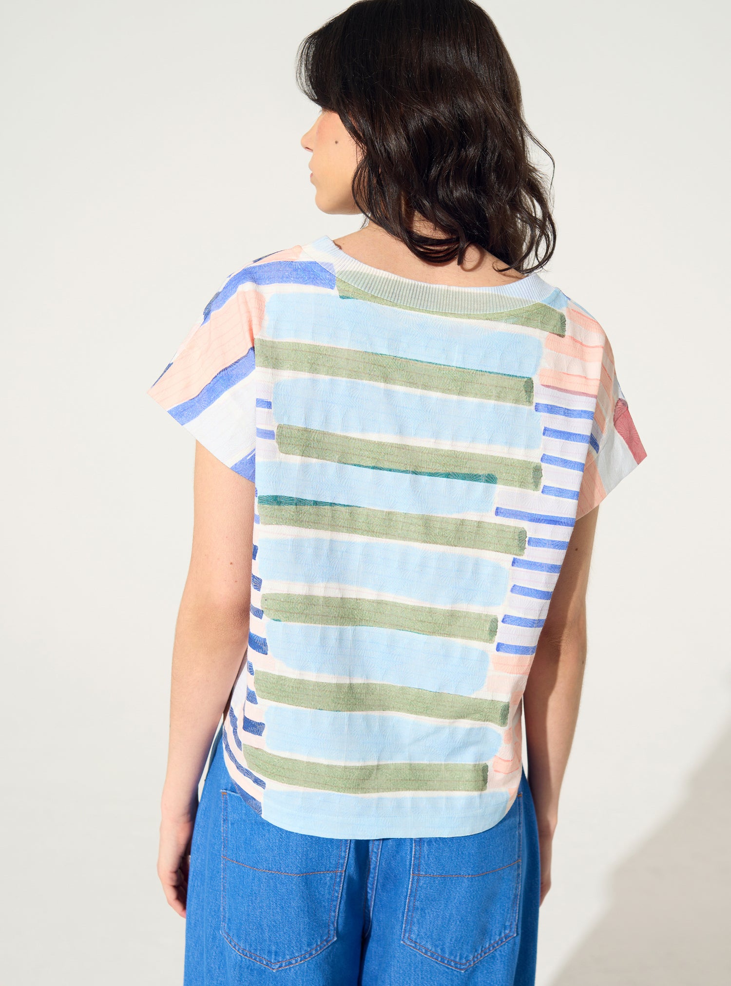 Plissierte und verzierte blaue Bluse