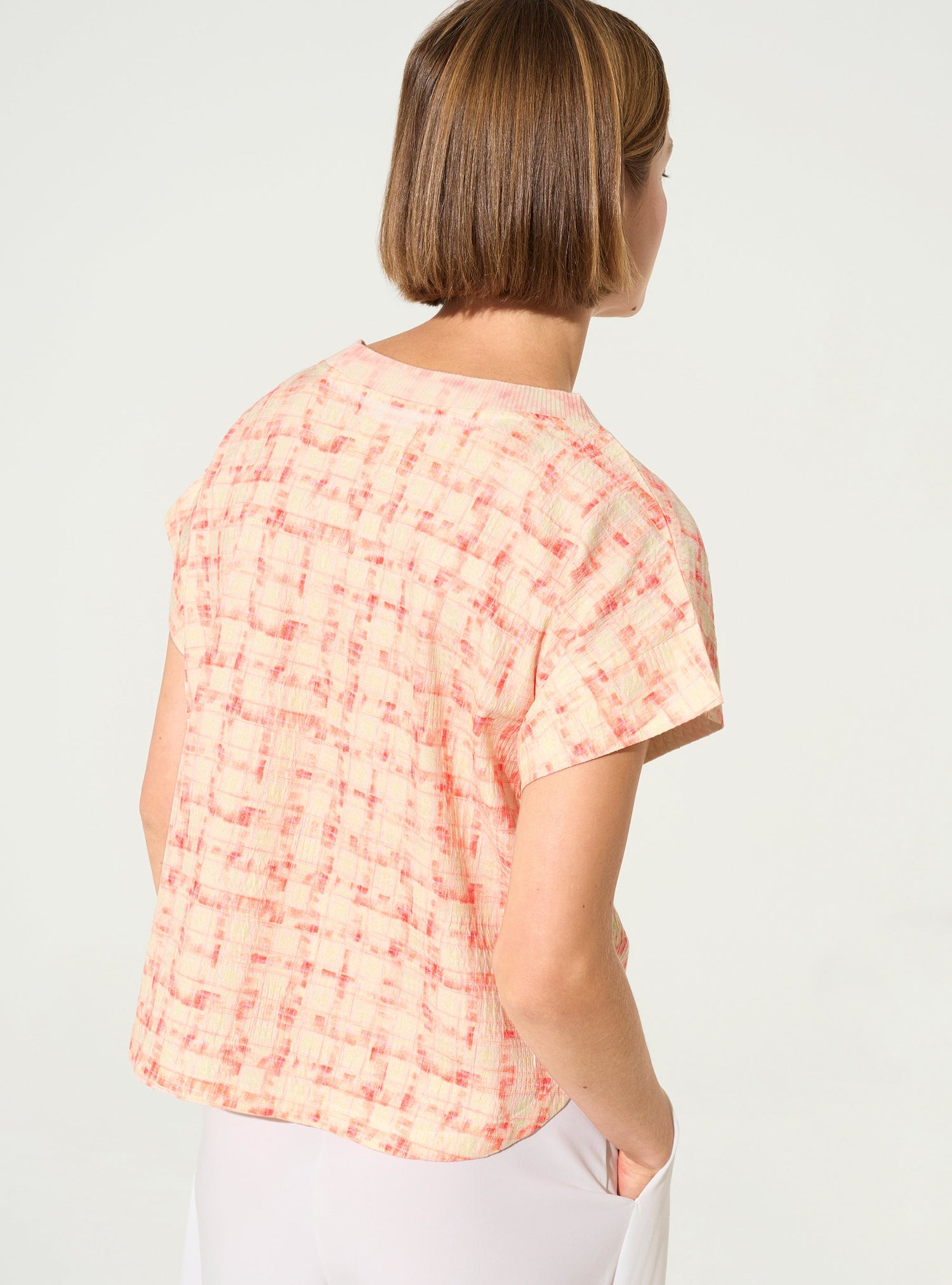 Gerade geschnittene, plissierte Bluse mit orangefarbenem Muster