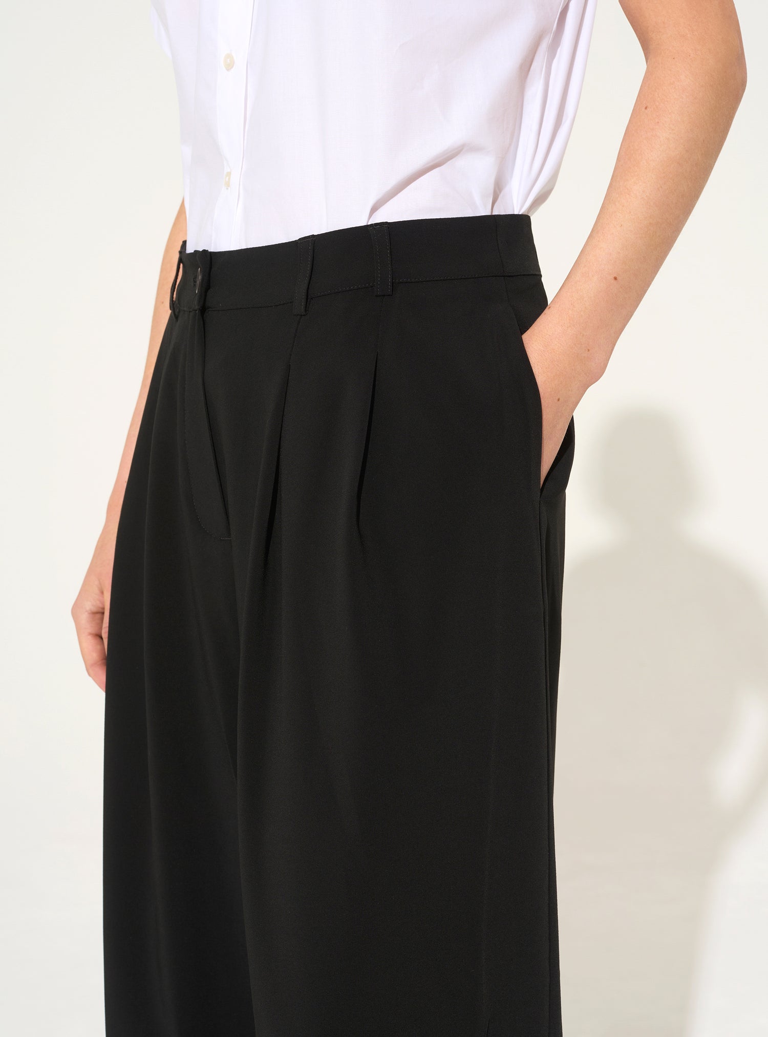 Schwarze Hose mit weitem Bein