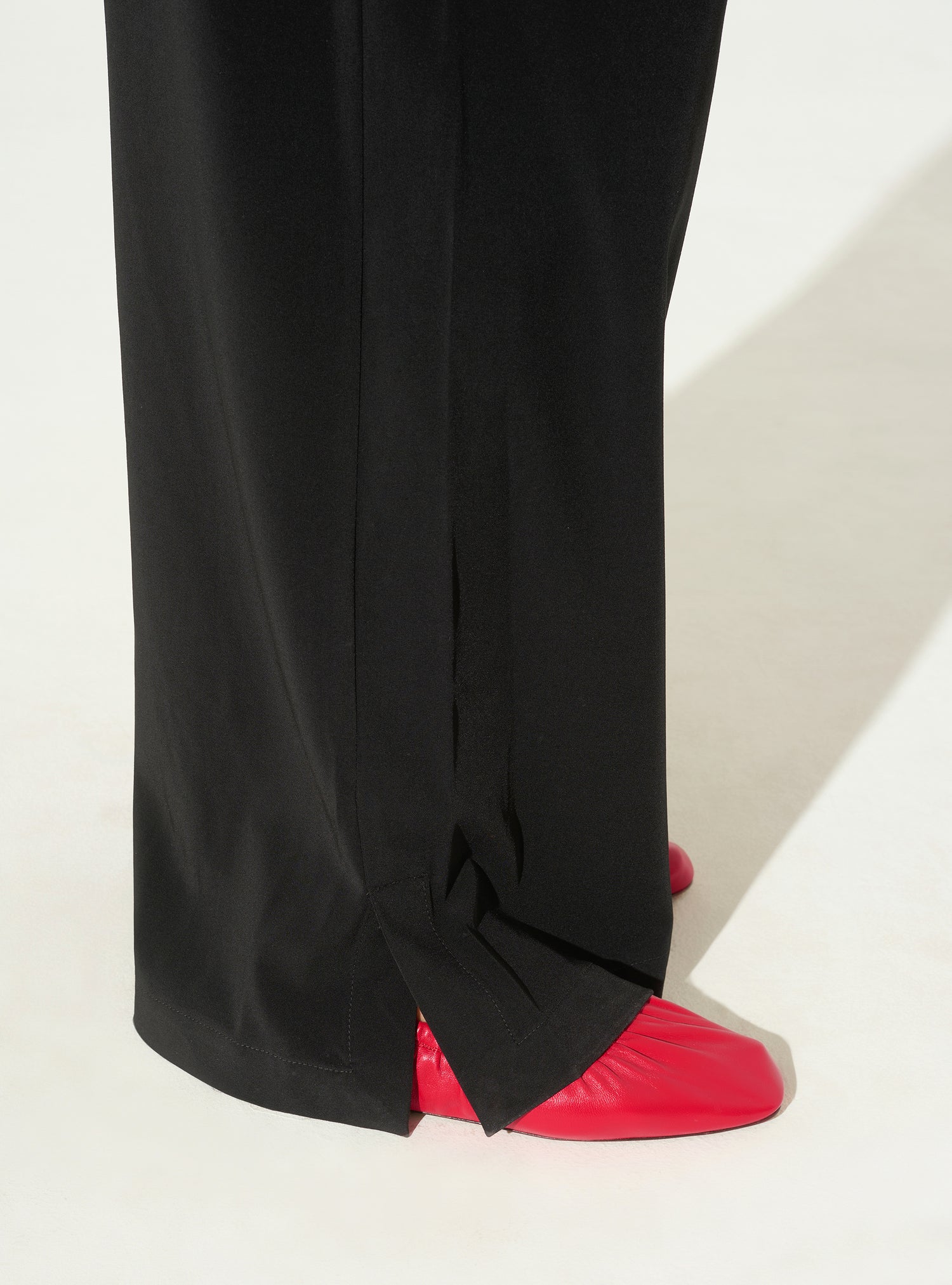 Schwarze Hose mit weitem Bein